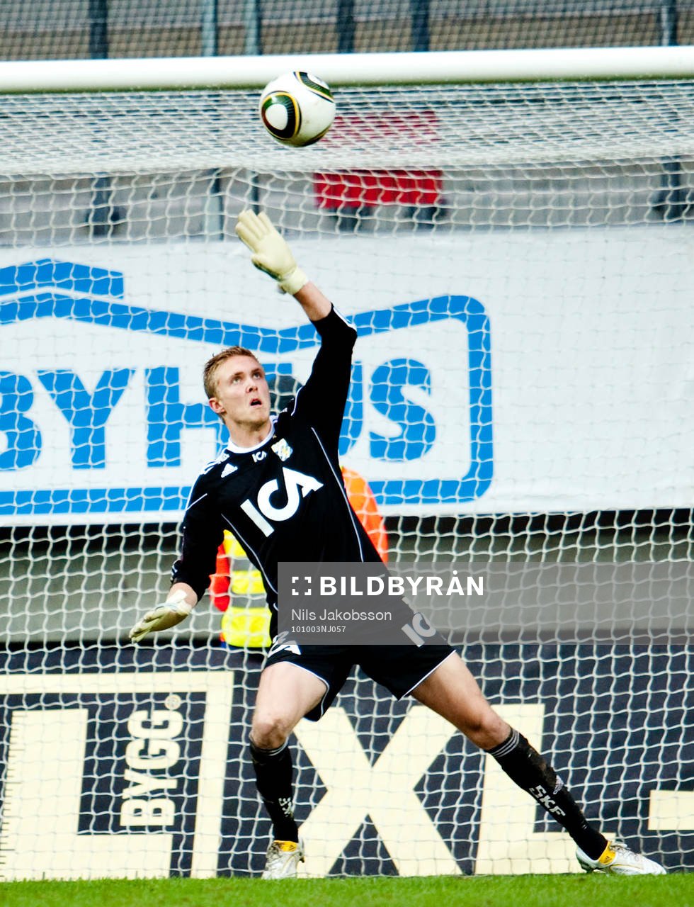 Markus Sandberg, målvakt, IFK Göteborg ser bollen gå
