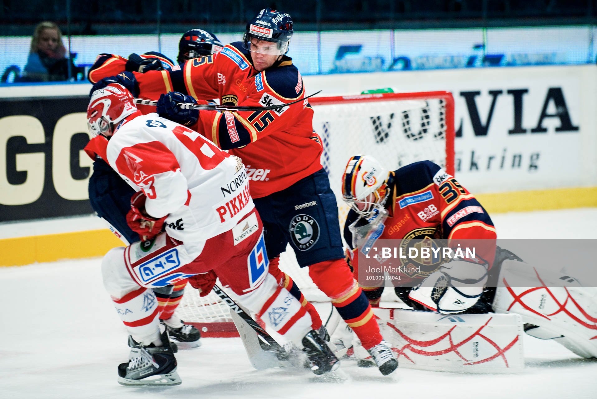 Oscar Eklund, Djurgården, slår till Ilkka Pikkarainen,