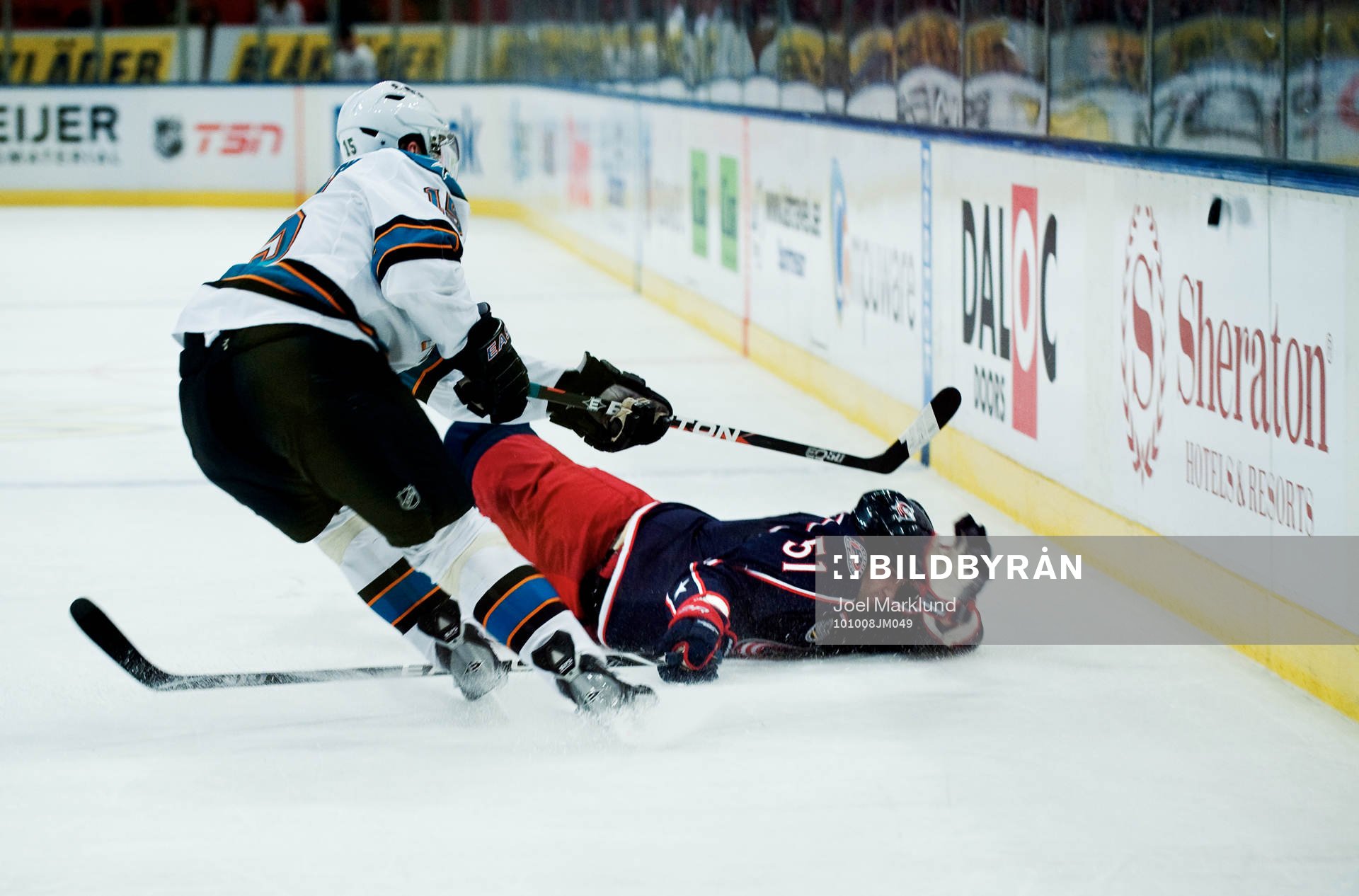 Dany Heatley, San Jose, slår ut pucken ur zon över Fedor