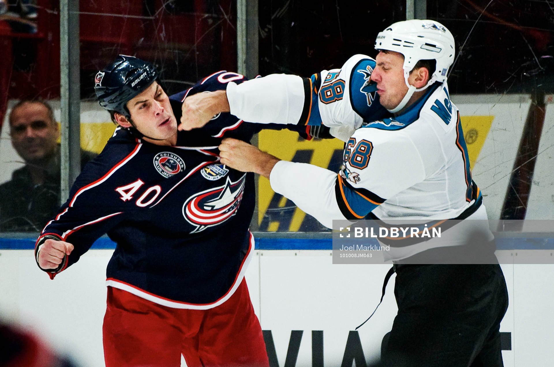 Jared Boll, Columbus, slåss mot Frazer McLaren, San Jose.