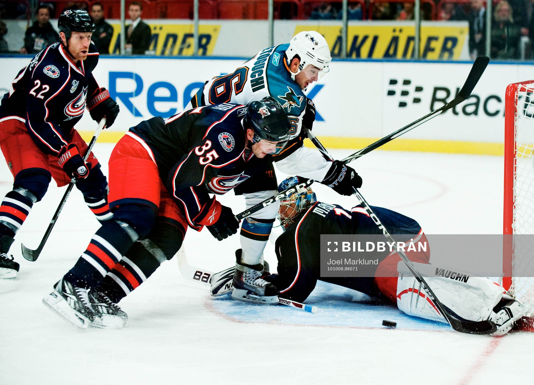 Jan Hejda, Columbus, håller undan Devin Setoguchi, San