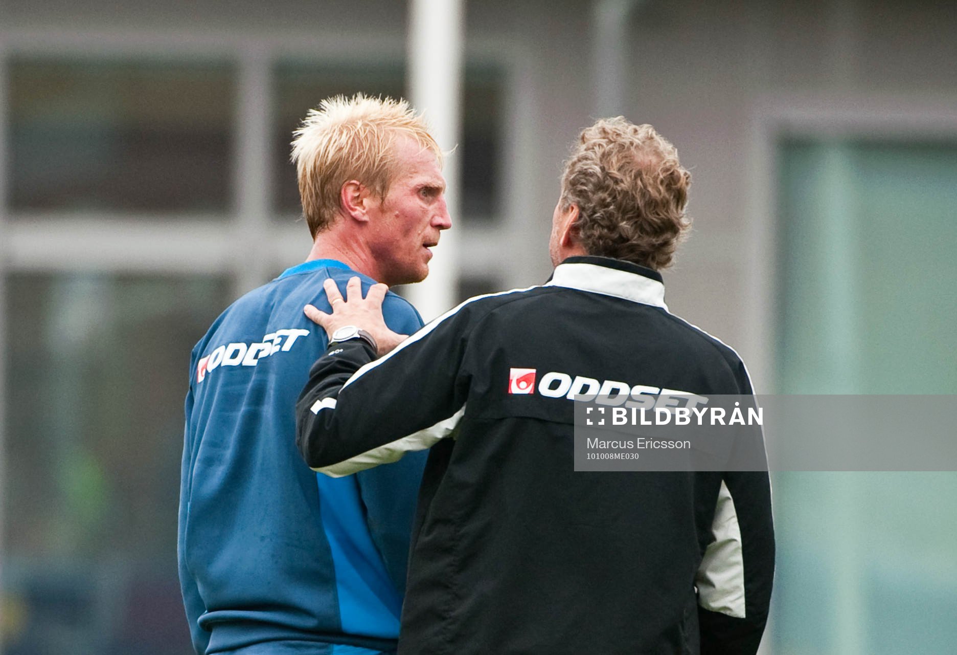 Petter Hansson får en tillsägelse av Erik Hamrén