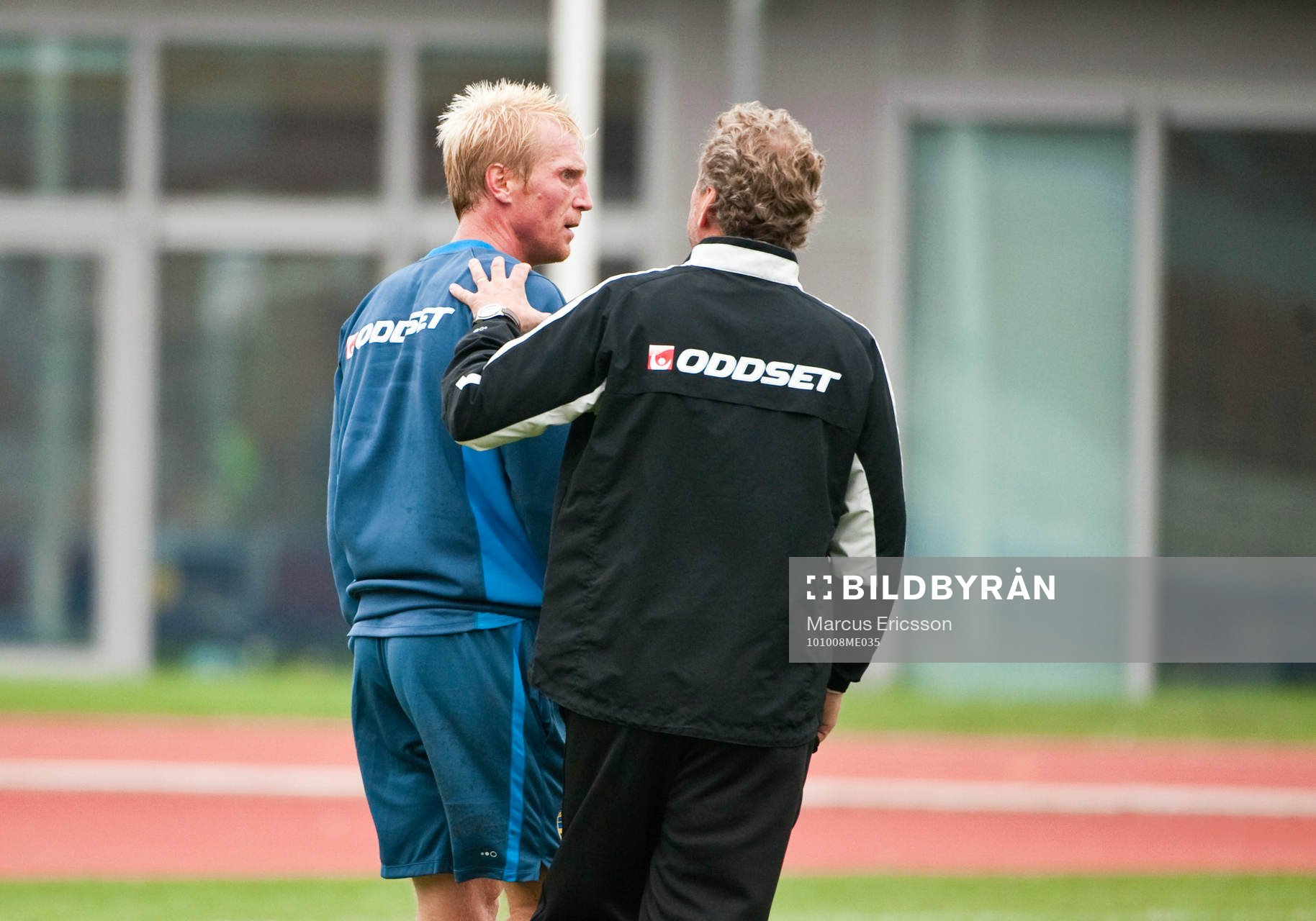 Petter Hansson får en tillsägelse av Erik Hamrén