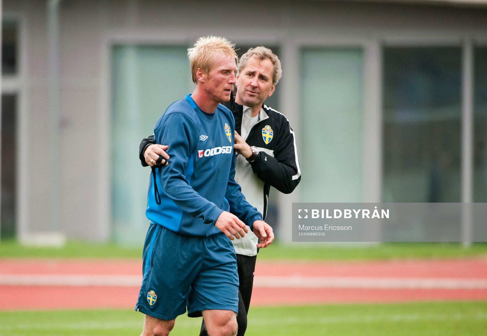 Petter Hansson får en tillsägelse av Erik Hamrén