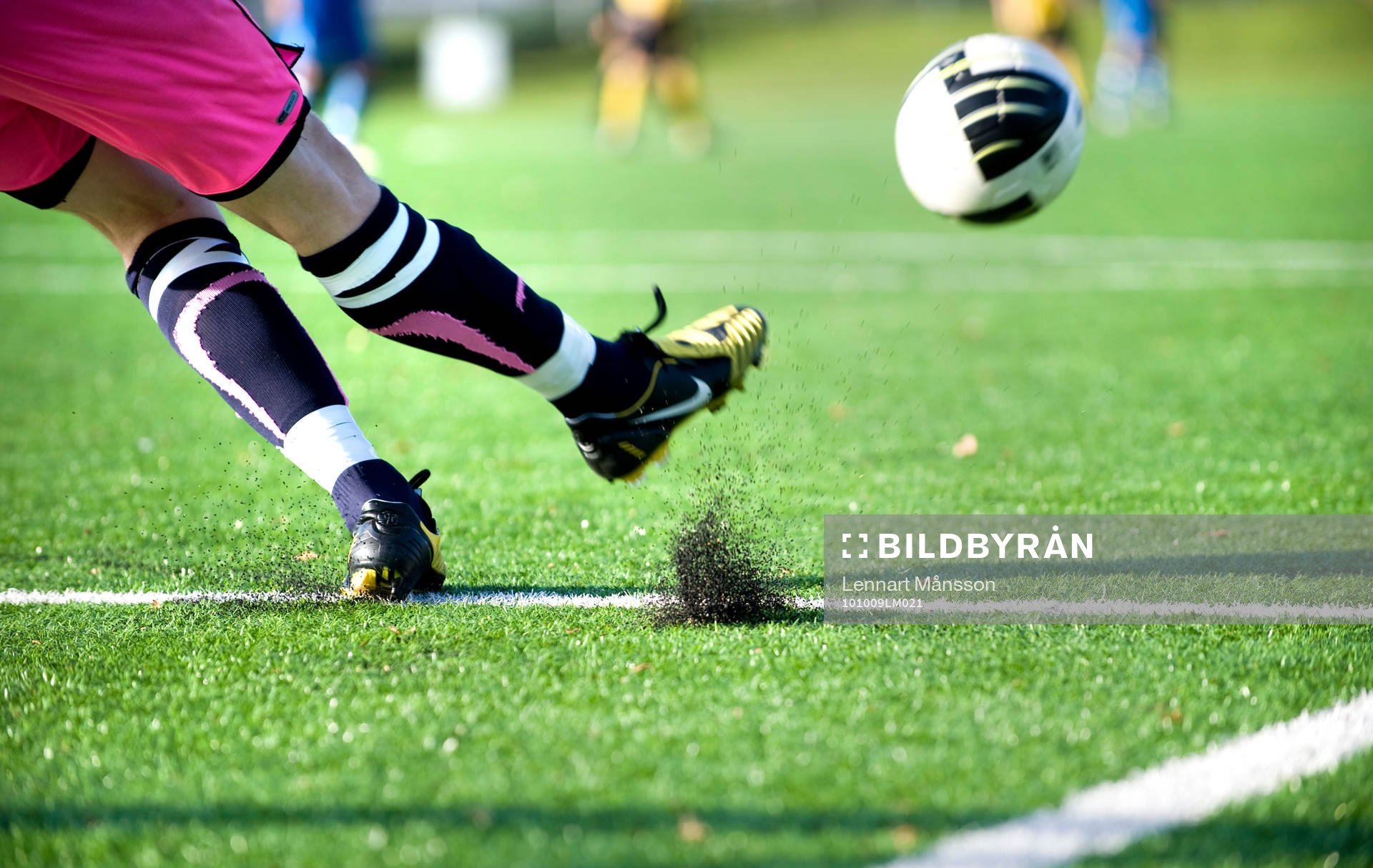Fot, boll, fotboll, konstgräs, gummikulor i plastgräset