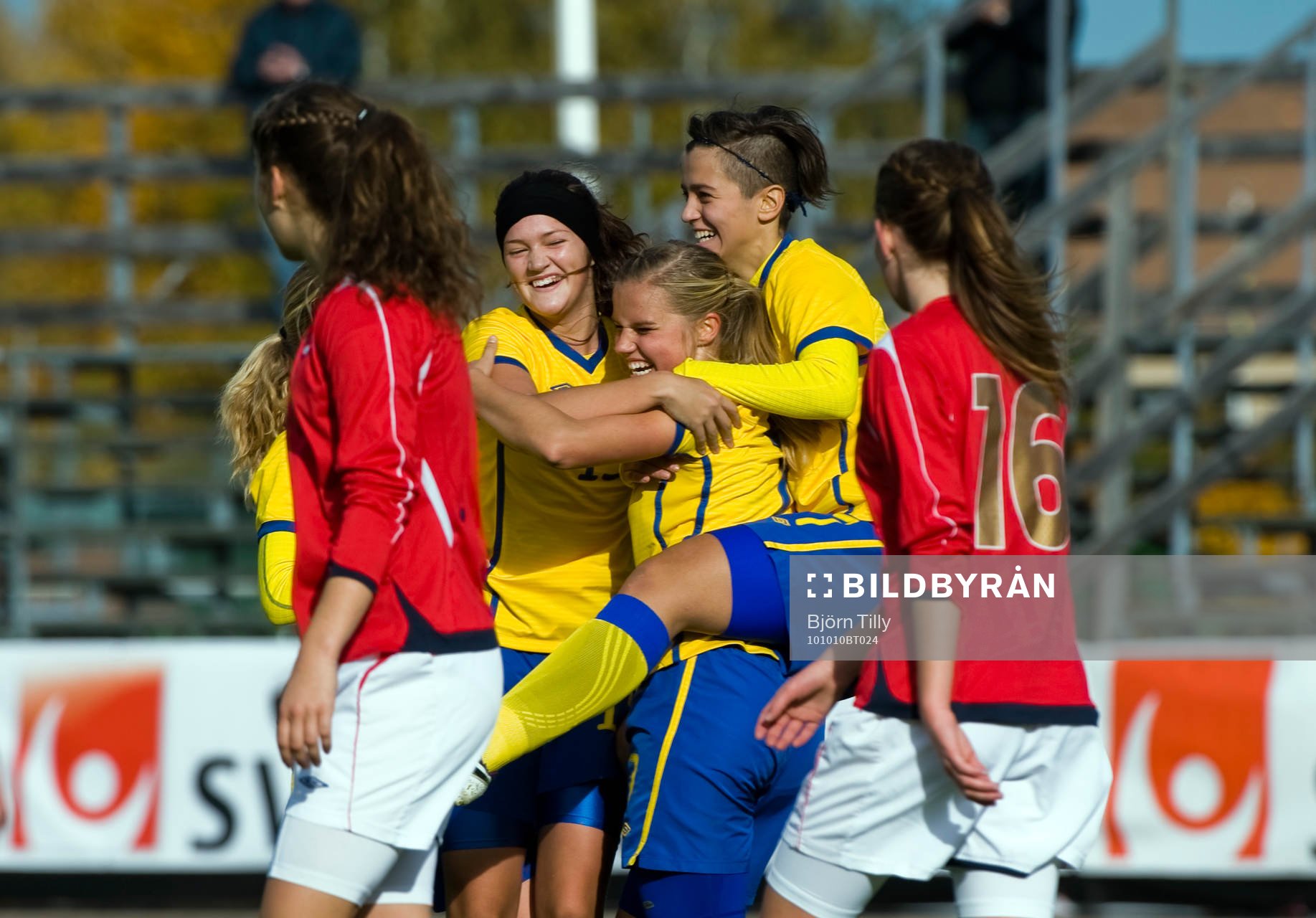  Julia Wahlberg, Maja Andersson och Marija Banusic, Sverige, jubel efter 1-0.