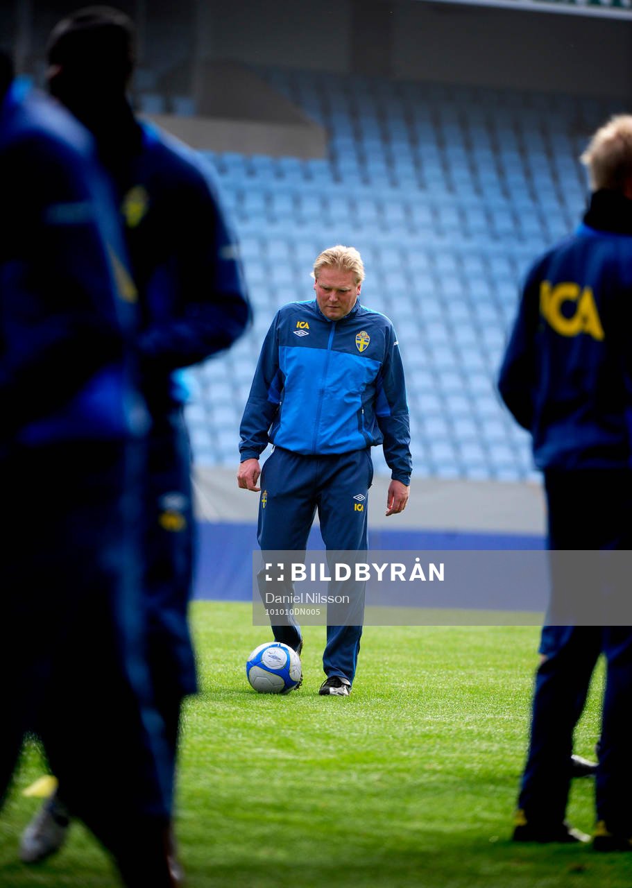 Jörgen Lennartsson, förbundskapten instruerar på