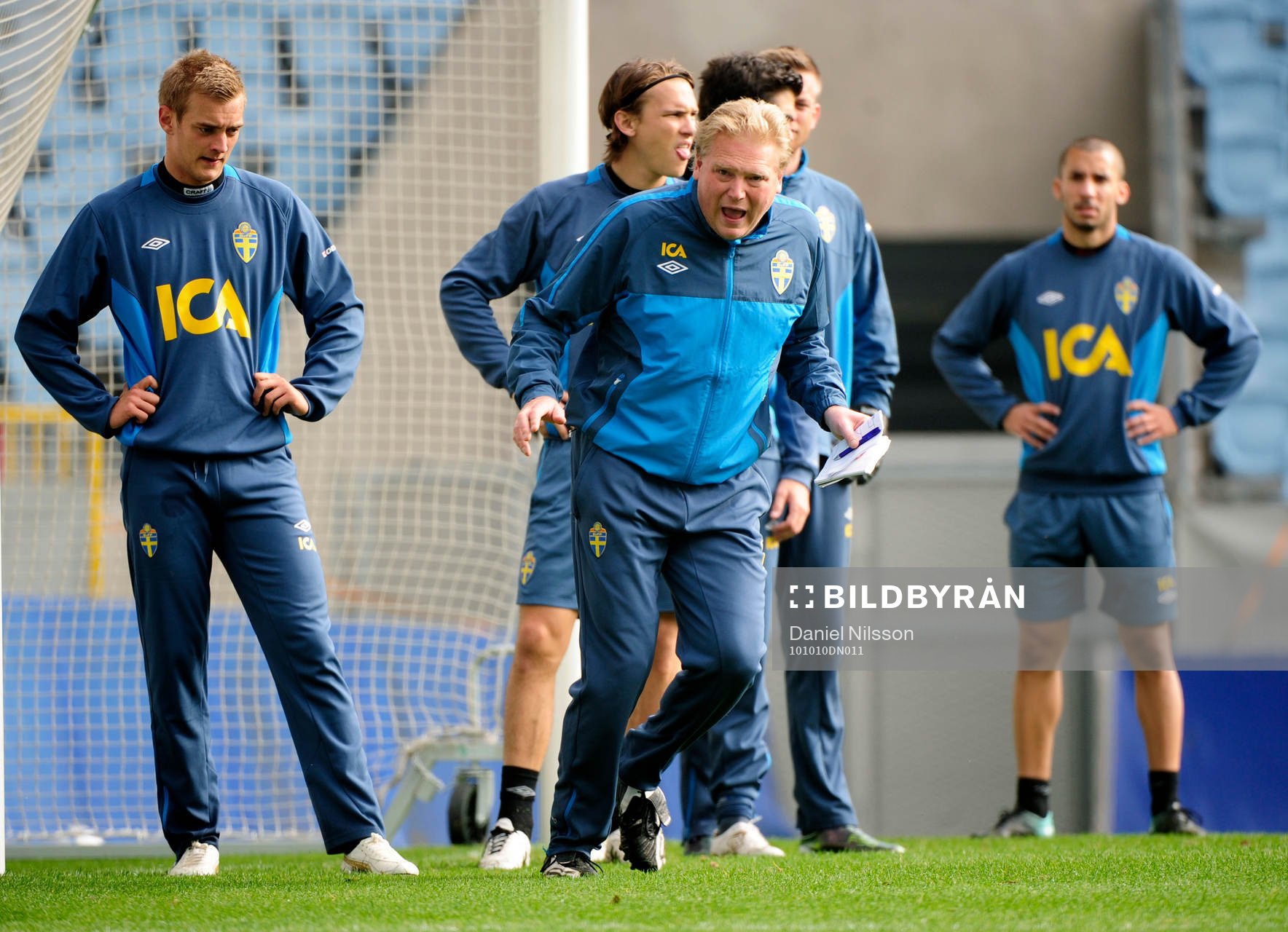 Jörgen Lennartsson, förbundskapten instruerar på