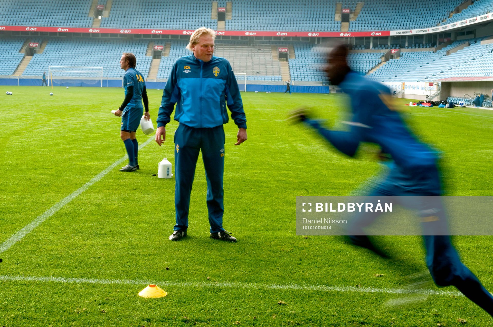 Jörgen Lennartsson, förbundskapten instruerar på