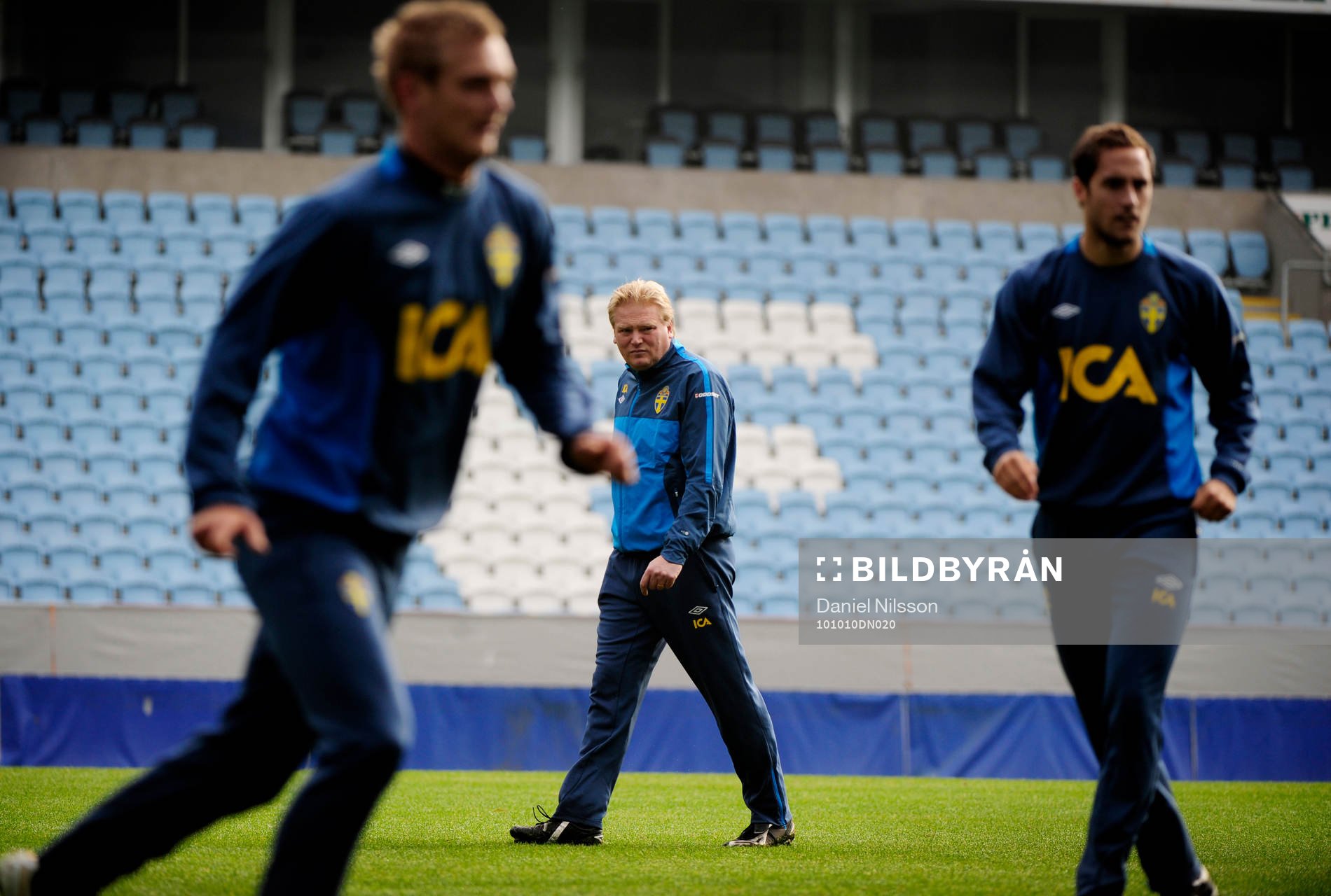Jörgen Lennartsson, förbundskapten instruerar på