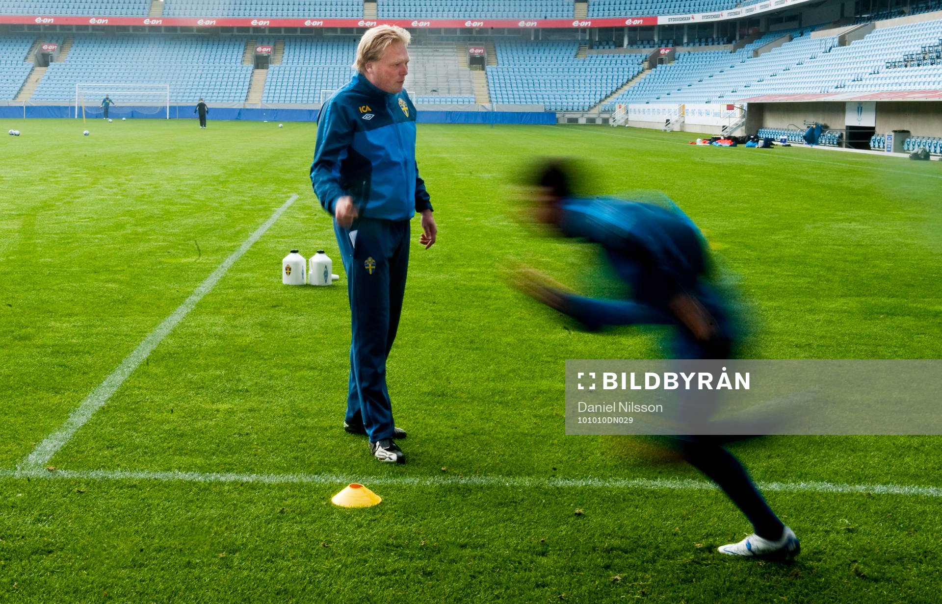 Jörgen Lennartsson, förbundskapten instruerar på