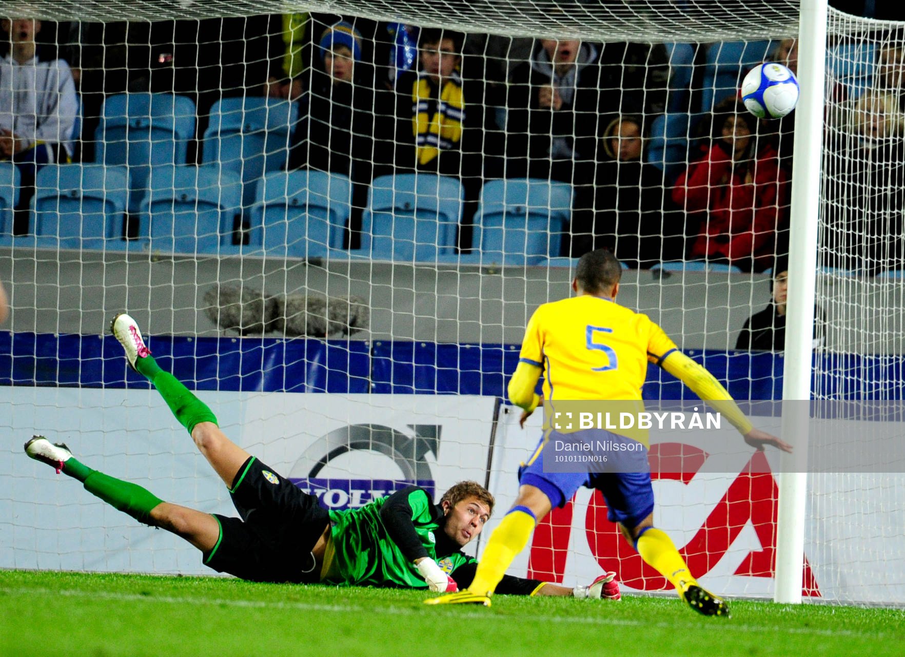 Kristoffer Nordfeldt, målvakt Sverige räddar en boll