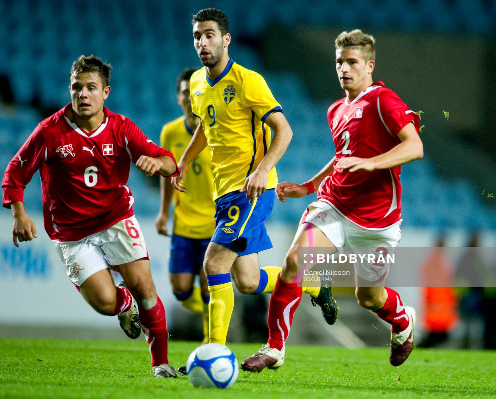 Jimmy Durmaz, Sverige och Amir Abrashi och Gaetano Berardi,