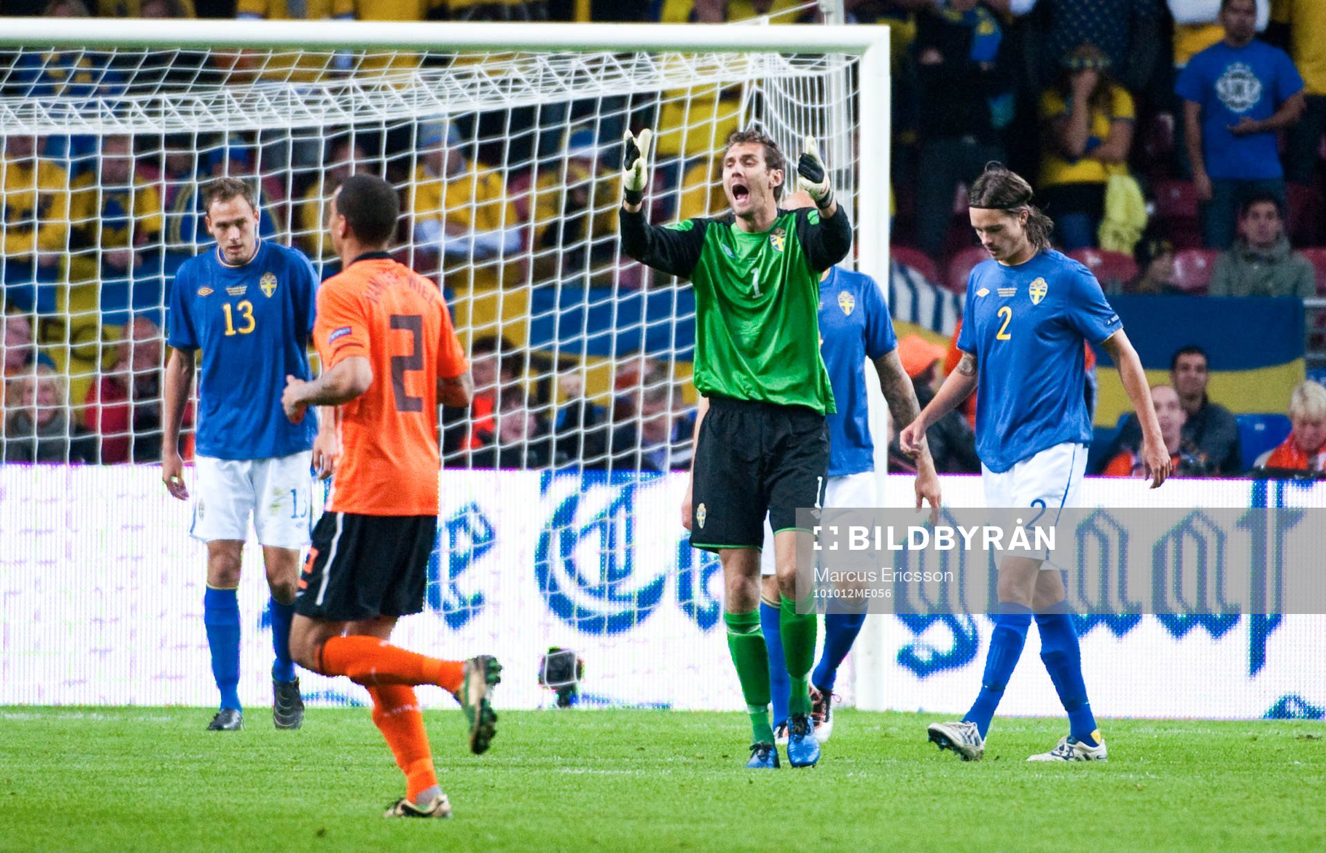 Andreas Isaksson, målvakt Sverige blir förbannad