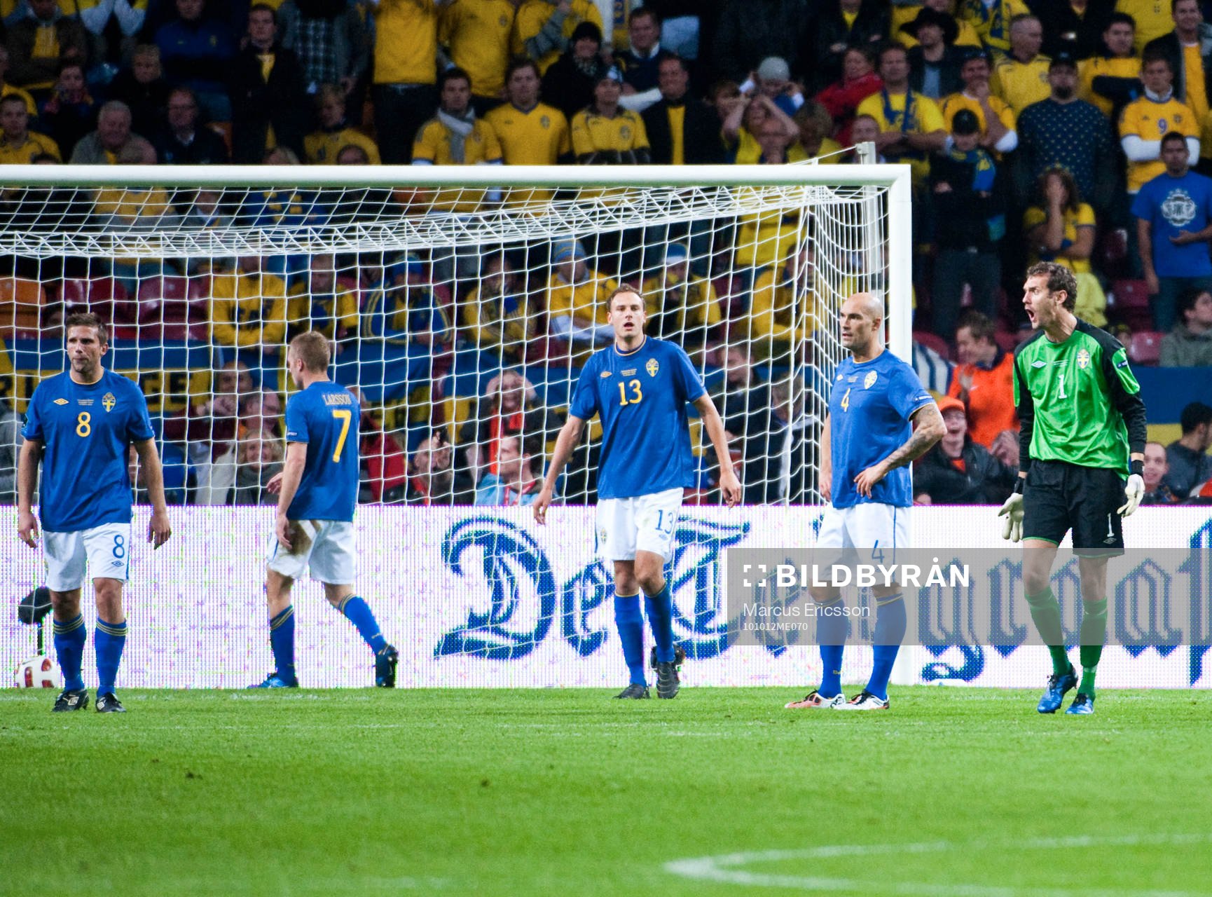 Andreas Isaksson, målvakt Sverige blir förbannad