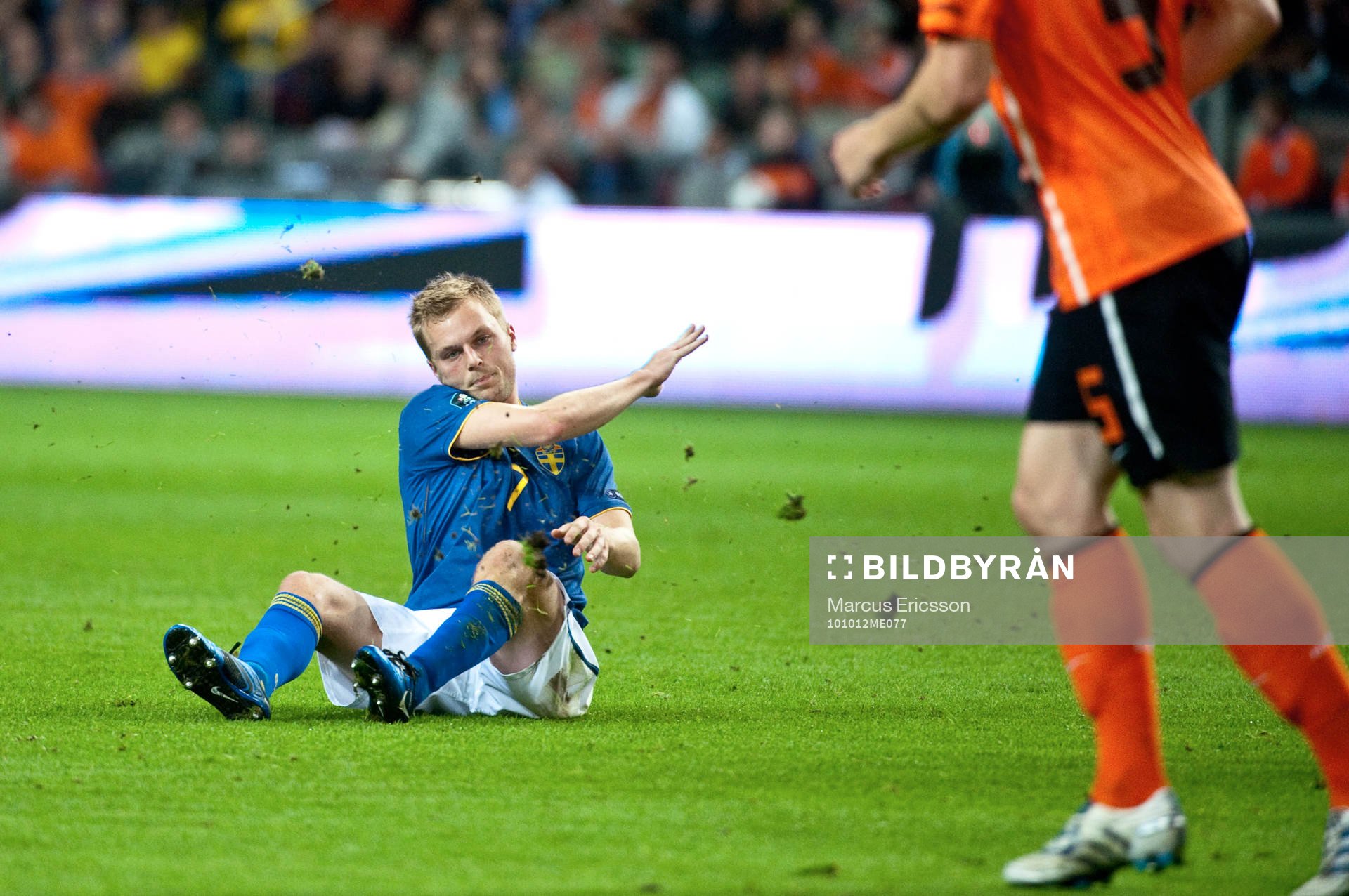Sebastian Larsson, Sverige blir förbannad