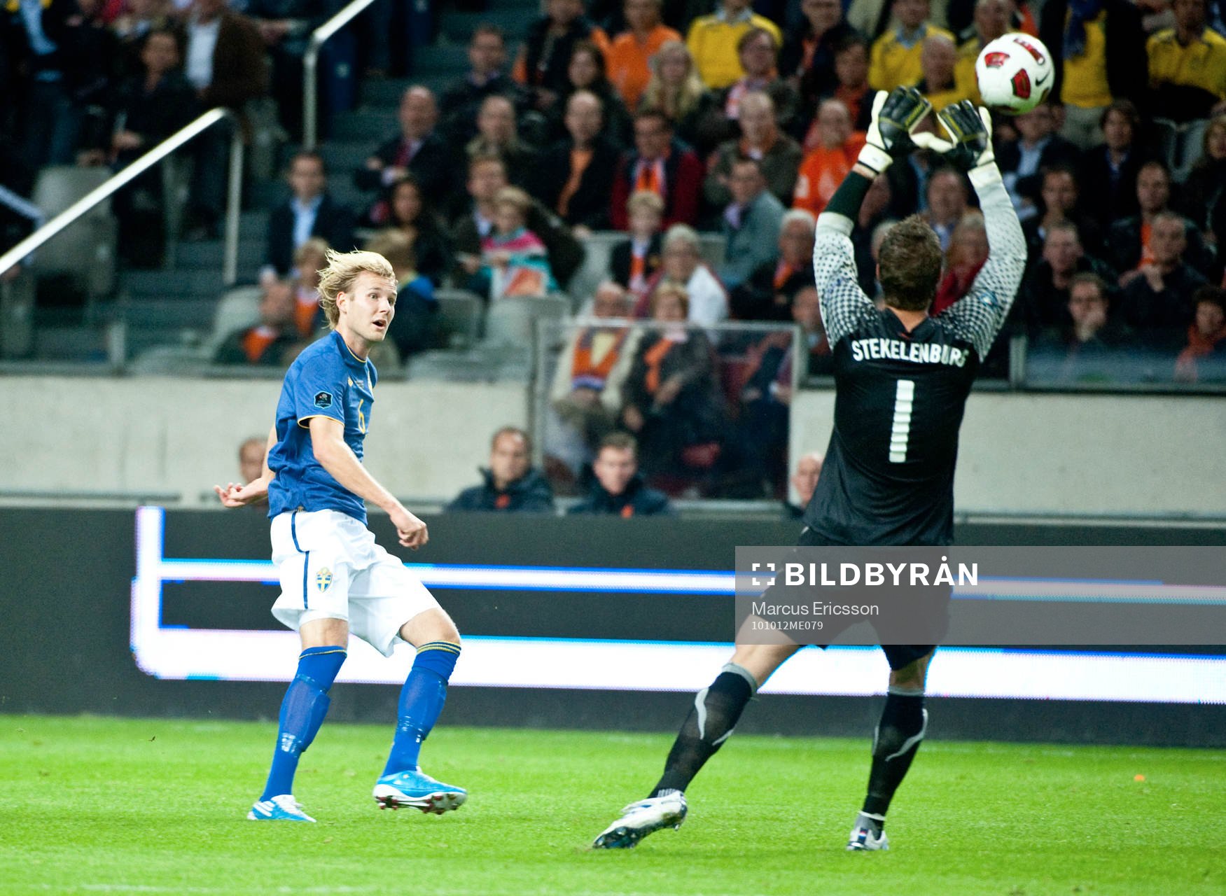 Ola Toivonen, Sverige chippar bollen utanför