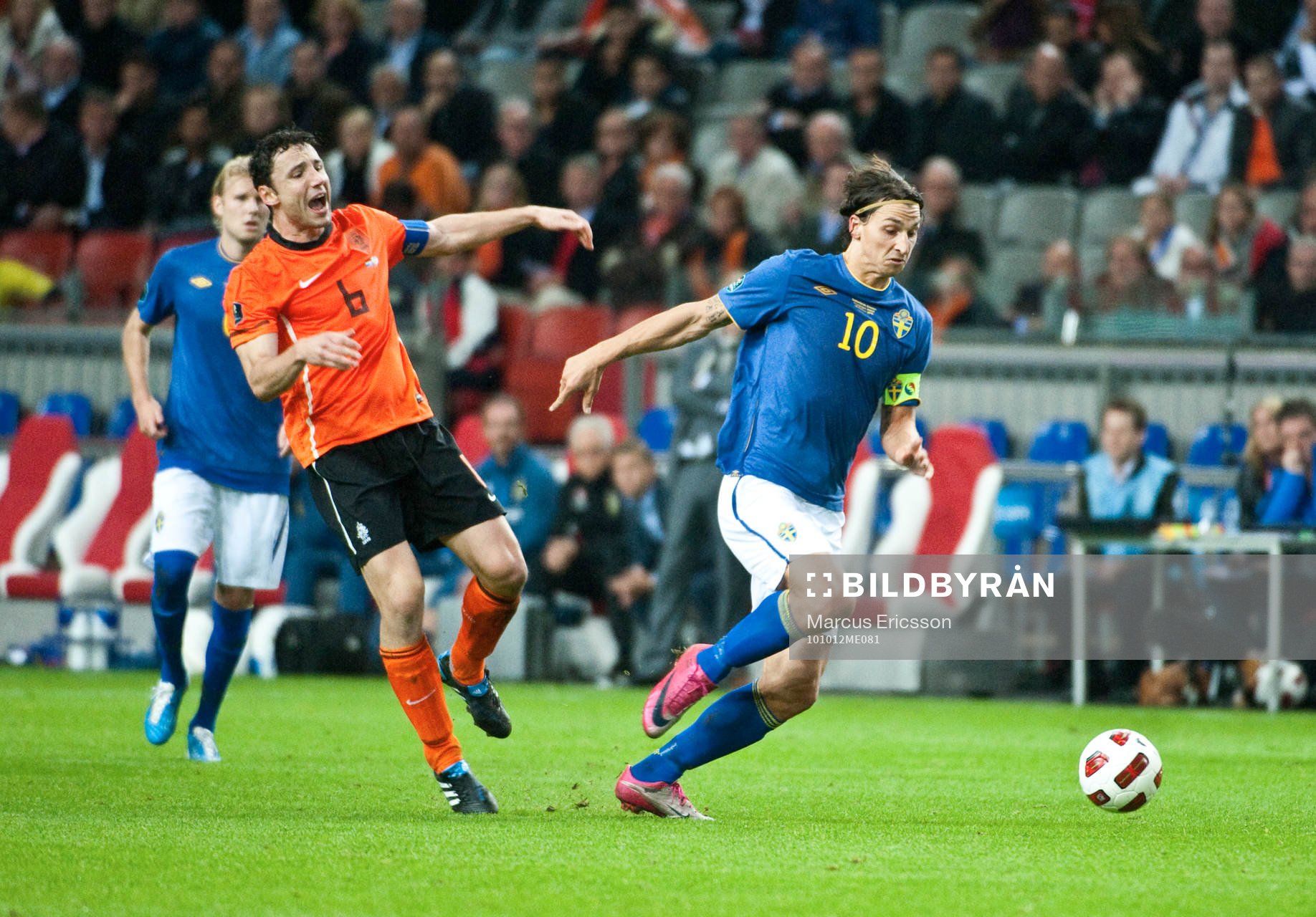 Zlatan Ibrahimovic, Sverige rycker ifrån Mark van Bommel,