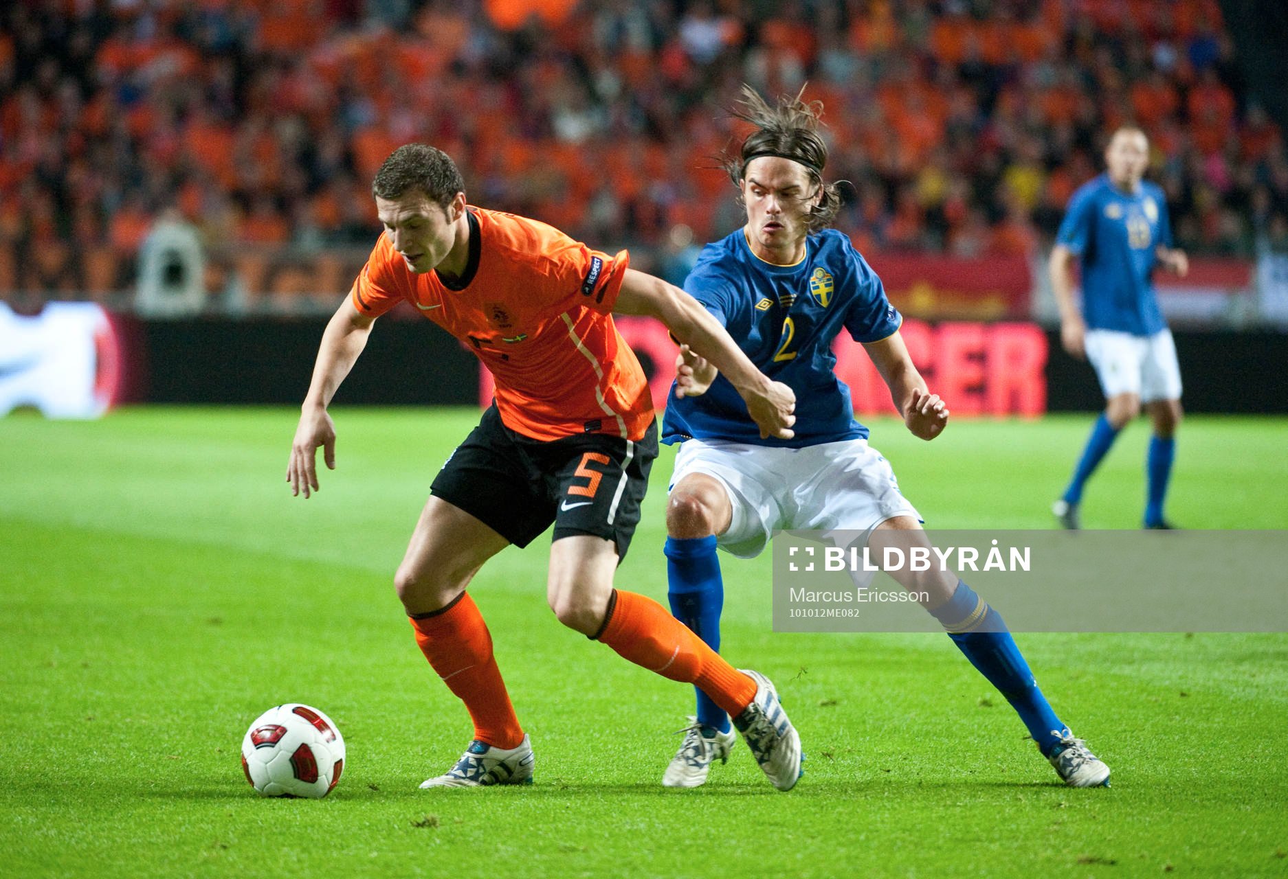 Mikael Lustig, Sverige jagar boll