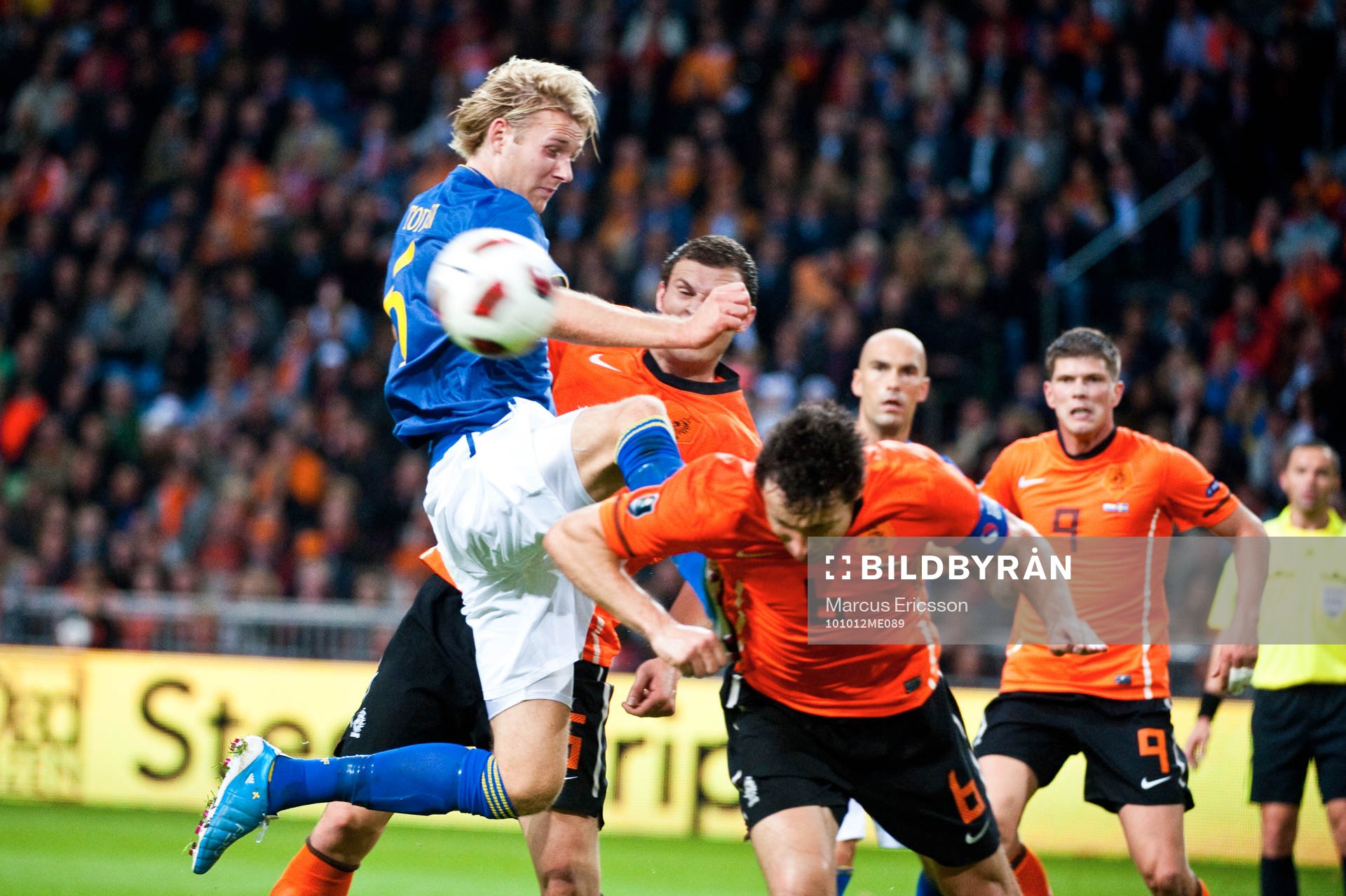 Ola Toivonen, Sverige går in mot bollen