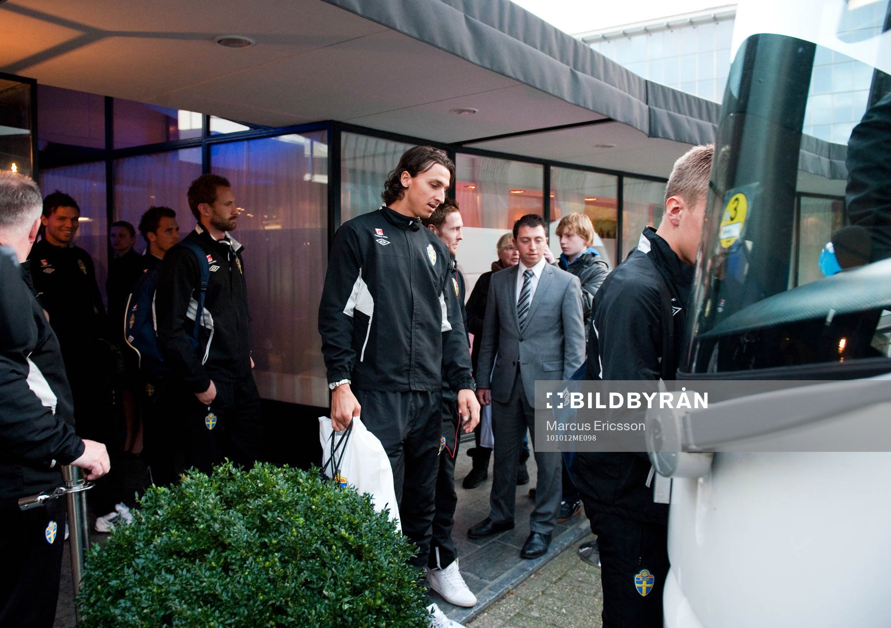 Zlatan Ibrahimovic och Sverige lämnar sitt hotell och