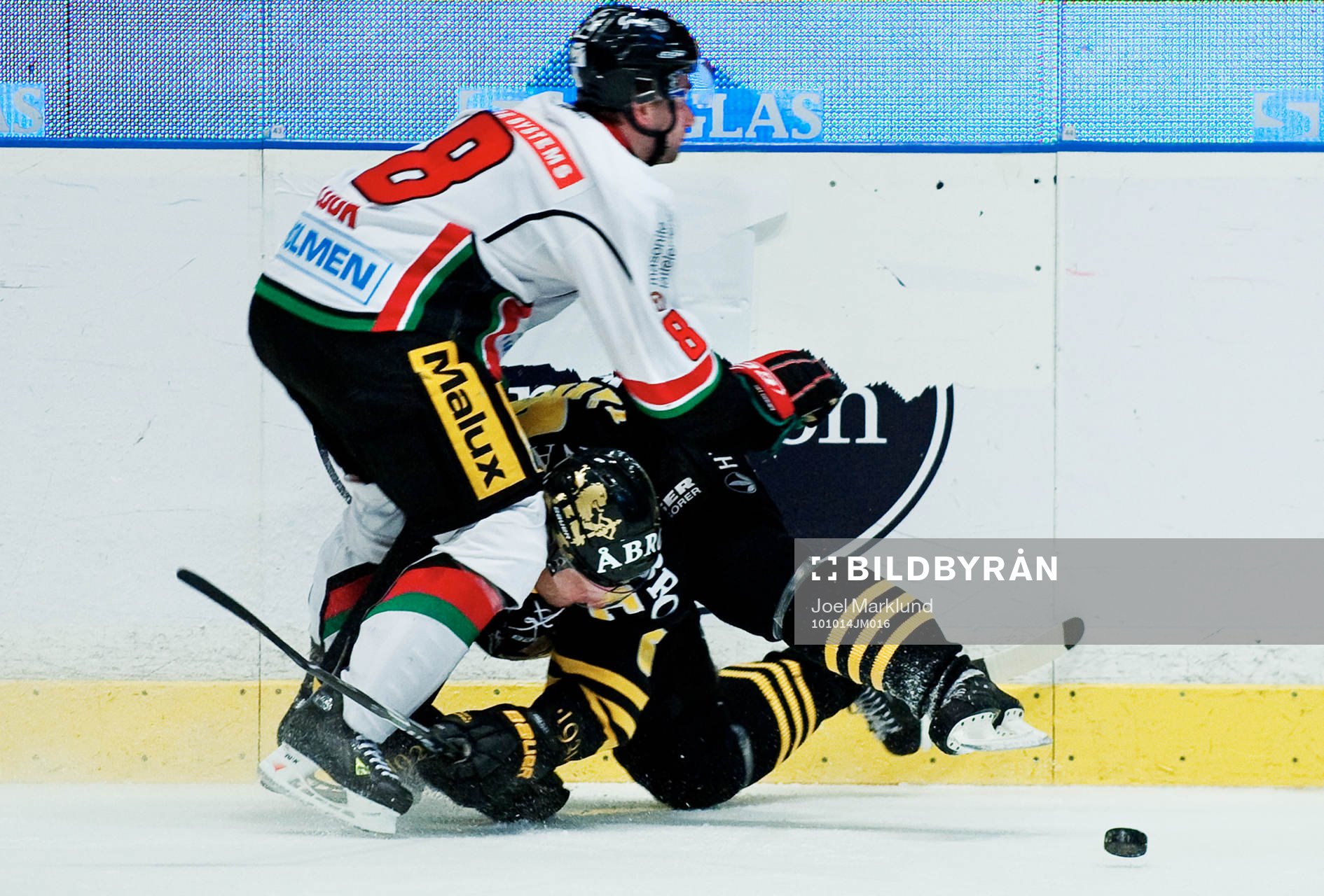 Charlie Cook, Modo, och Dick Tärnström, AIK, kolliderar