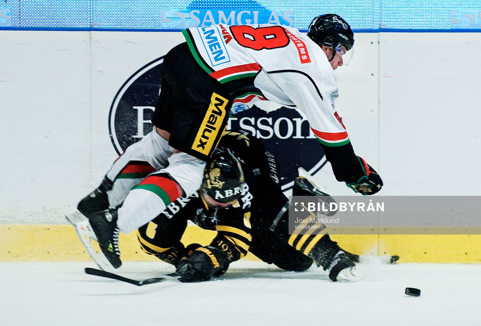 Charlie Cook, Modo, och Dick Tärnström, AIK, kolliderar