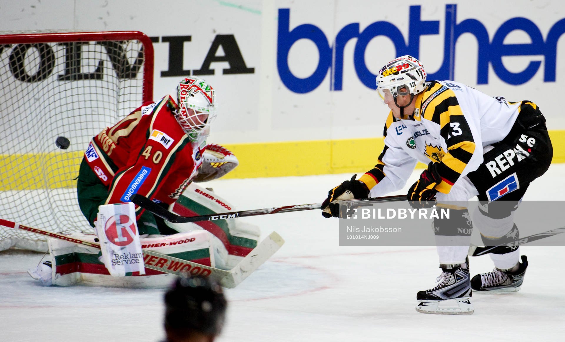 Johan Holmqvist, målvakt, Frölunda ser pucken gå in