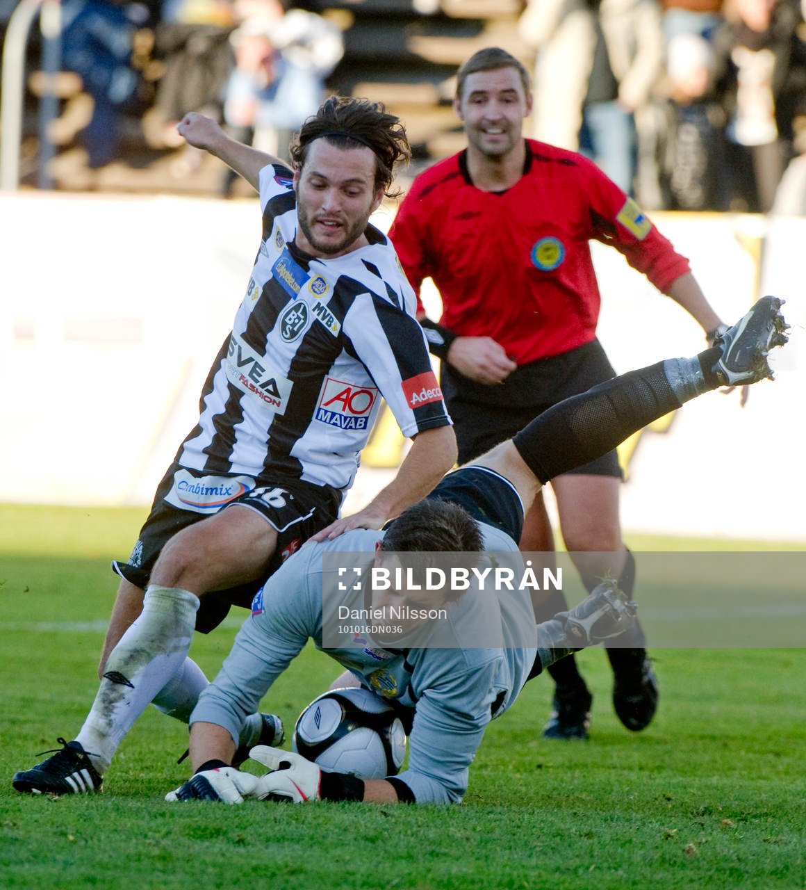  Johannes  Hopf, målvakt Hammarby räddar framför Patrik Åström, Landskrona.