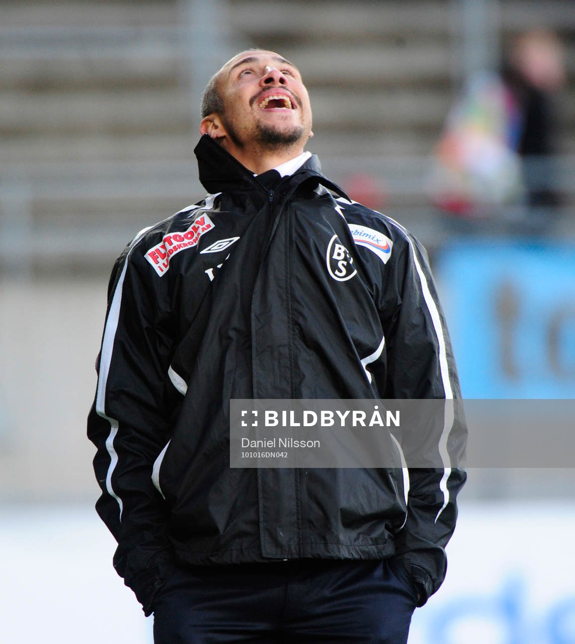 Henrik Larsson, tränare Landskrona skriker ut sin