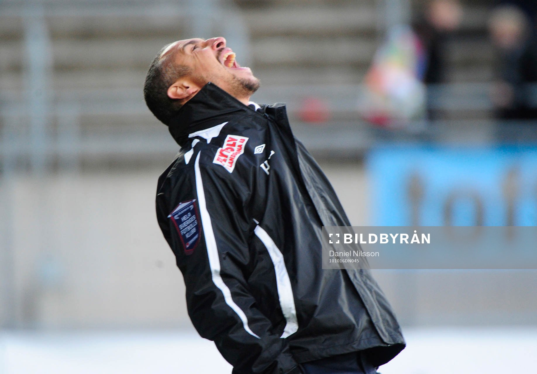 Henrik Larsson, tränare Landskrona skriker ut sin