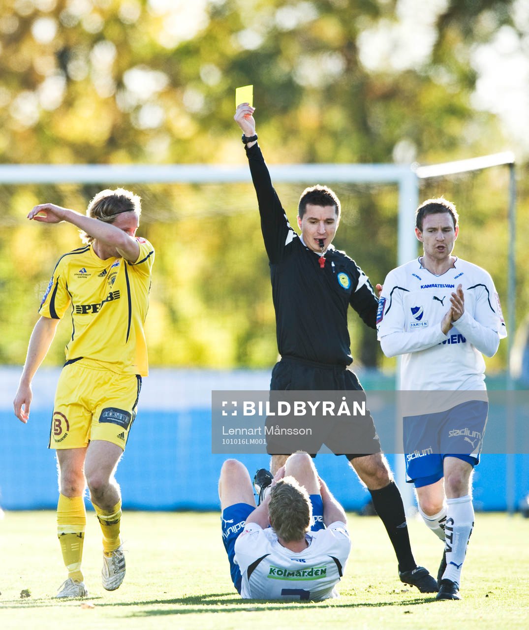 Bojan Pandzic, domare, ger gult kort, varning