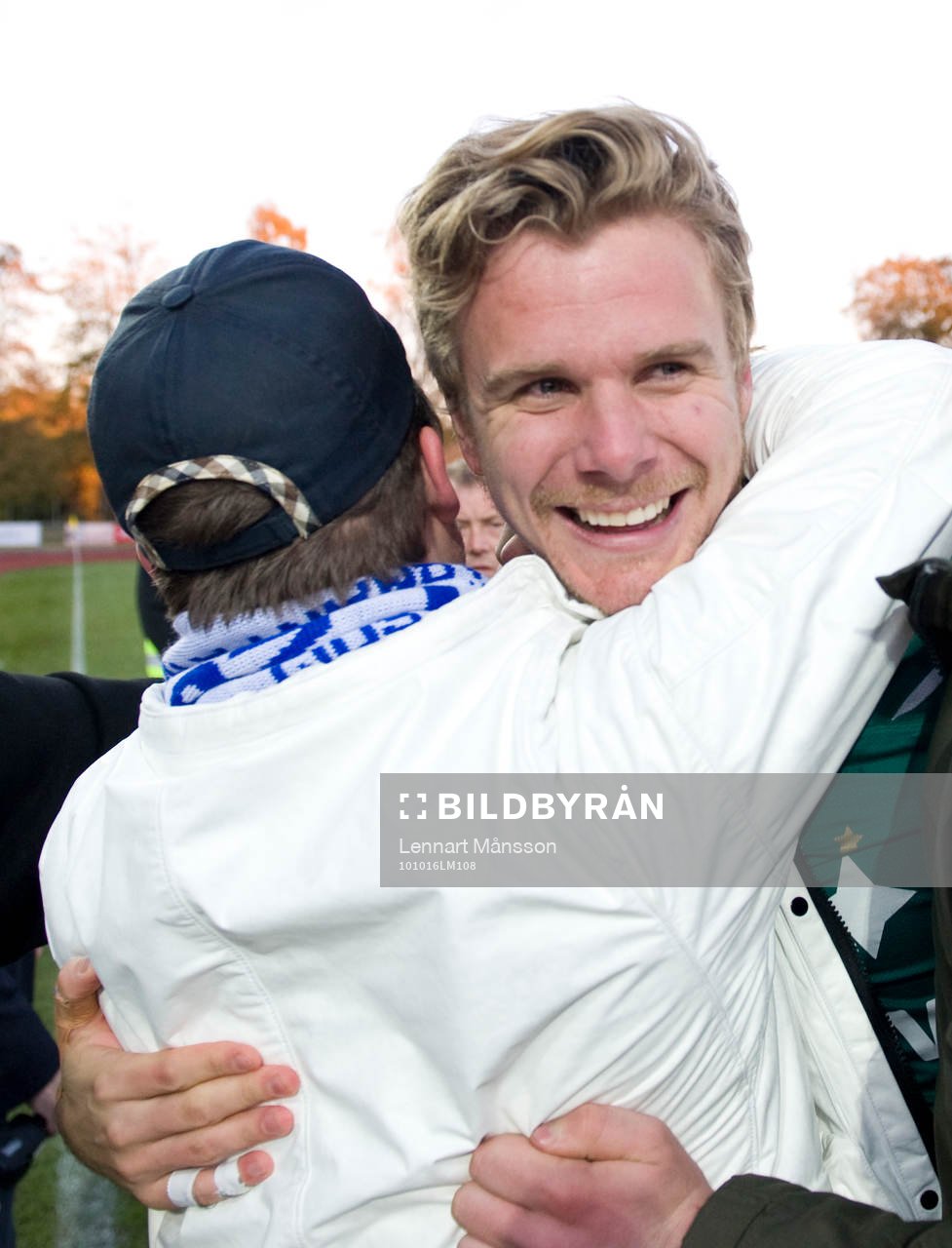 Norrköping firar det allsvenska kontraktet, här kramas