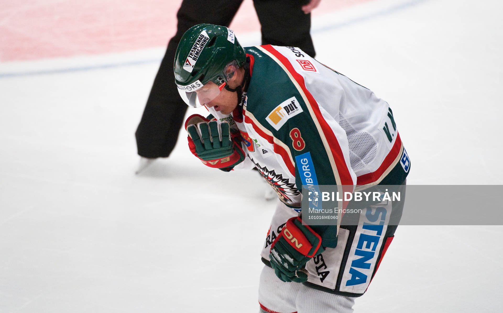 Ville Mäntymaa, Frölunda får en klubba i ansiktet och