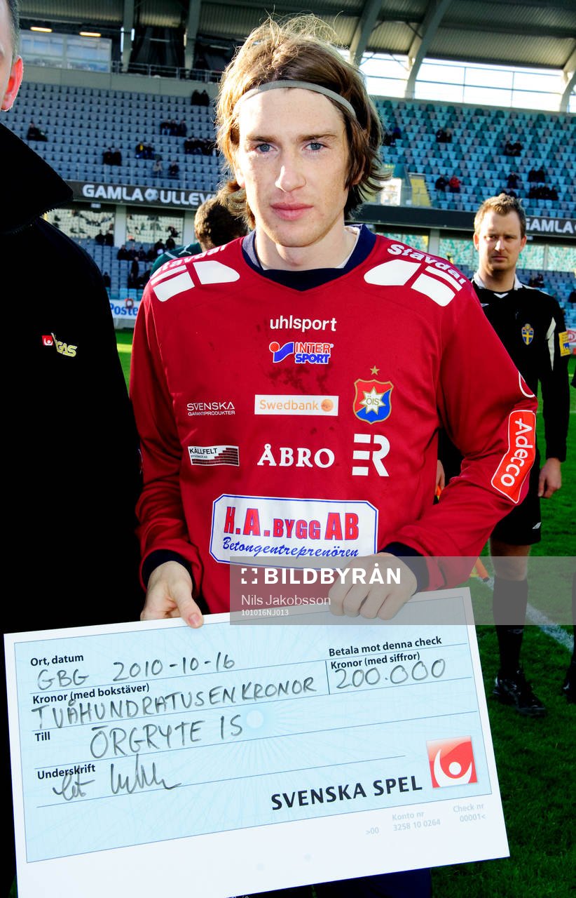 Markus Gustafsson, får en check från Svenska Spel för