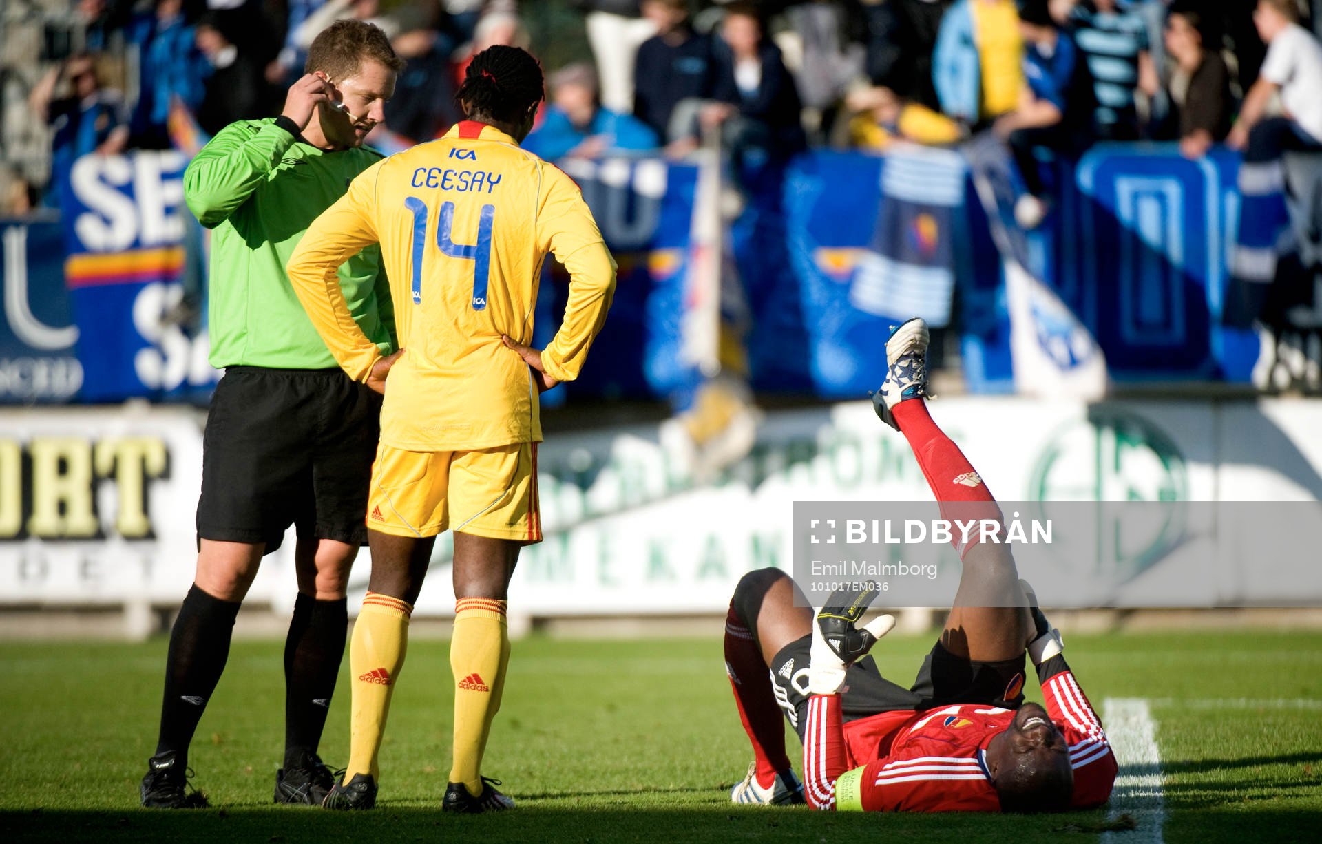 Domaren Martin Strömbergsson tittar till Pa Dembo Touray,