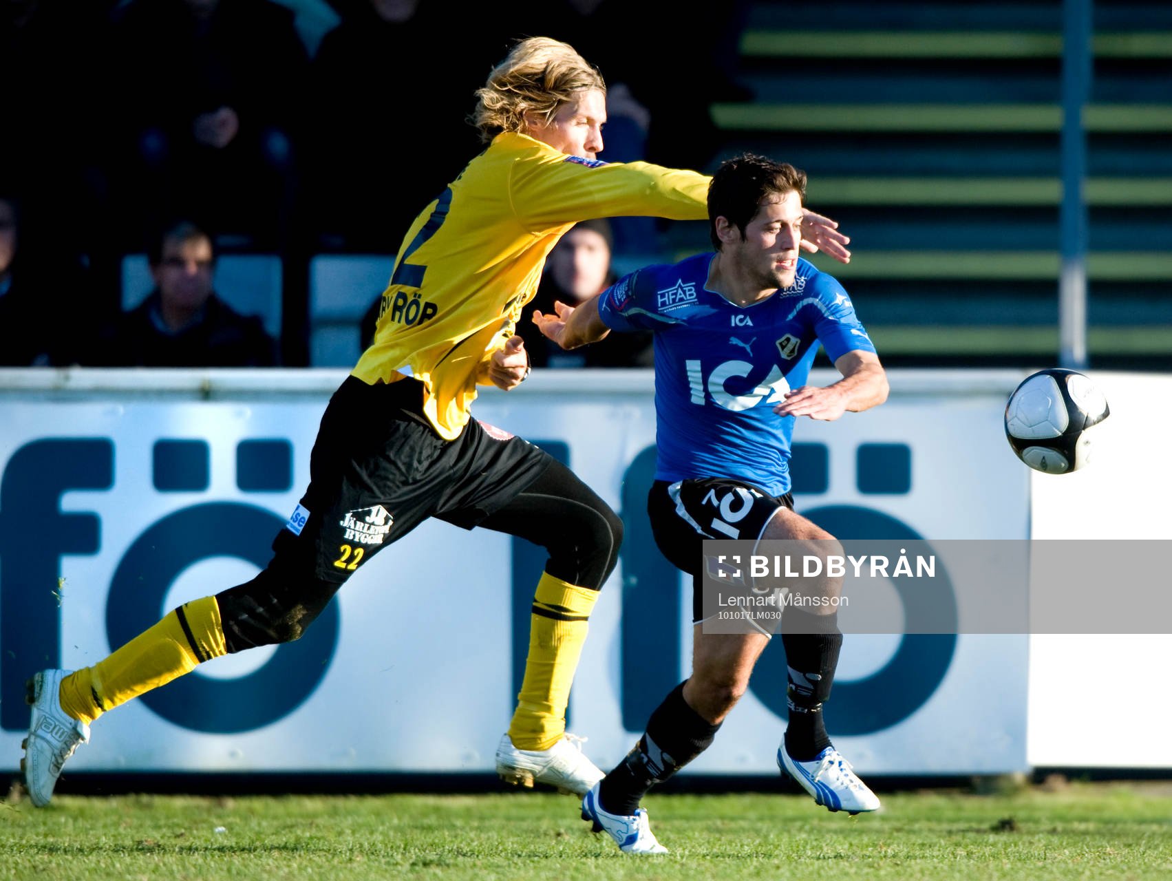 Tobias Grahn, Mjällby, vräker omkull Michael Görlitz,