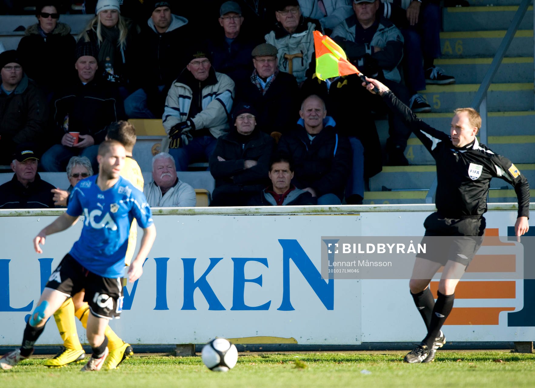 Aktiv assisterande domare, linjeman, flagga
