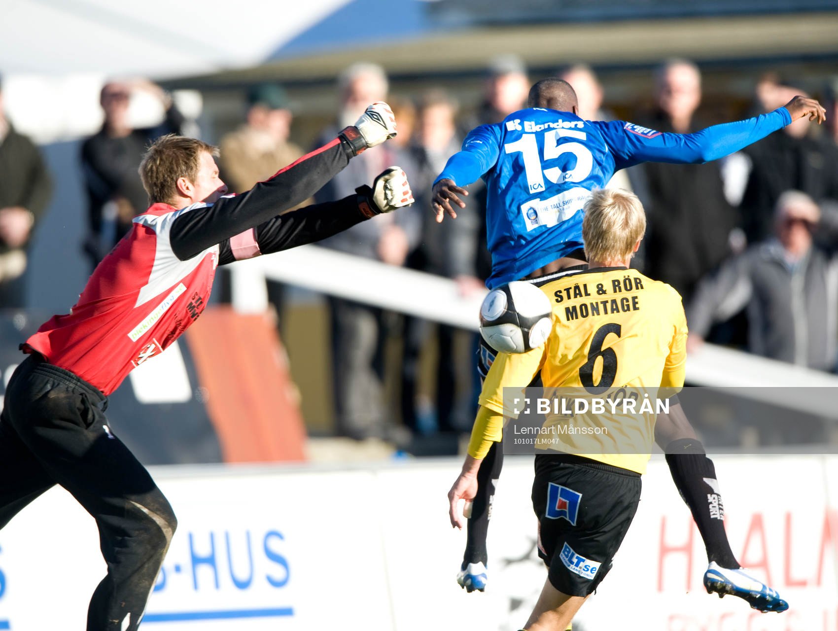 Mattias Asper, målvakt, Mjällby, boxar undan framför