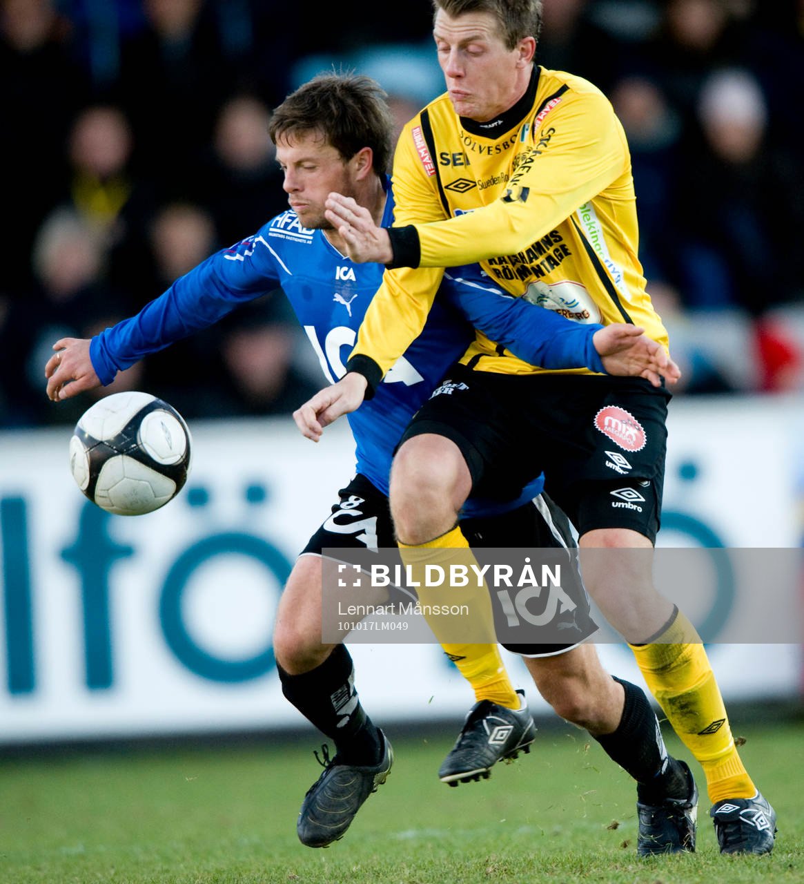 Jonas Gudni Saevarsson, Halmstad, stoppar Daniel Nilsson,