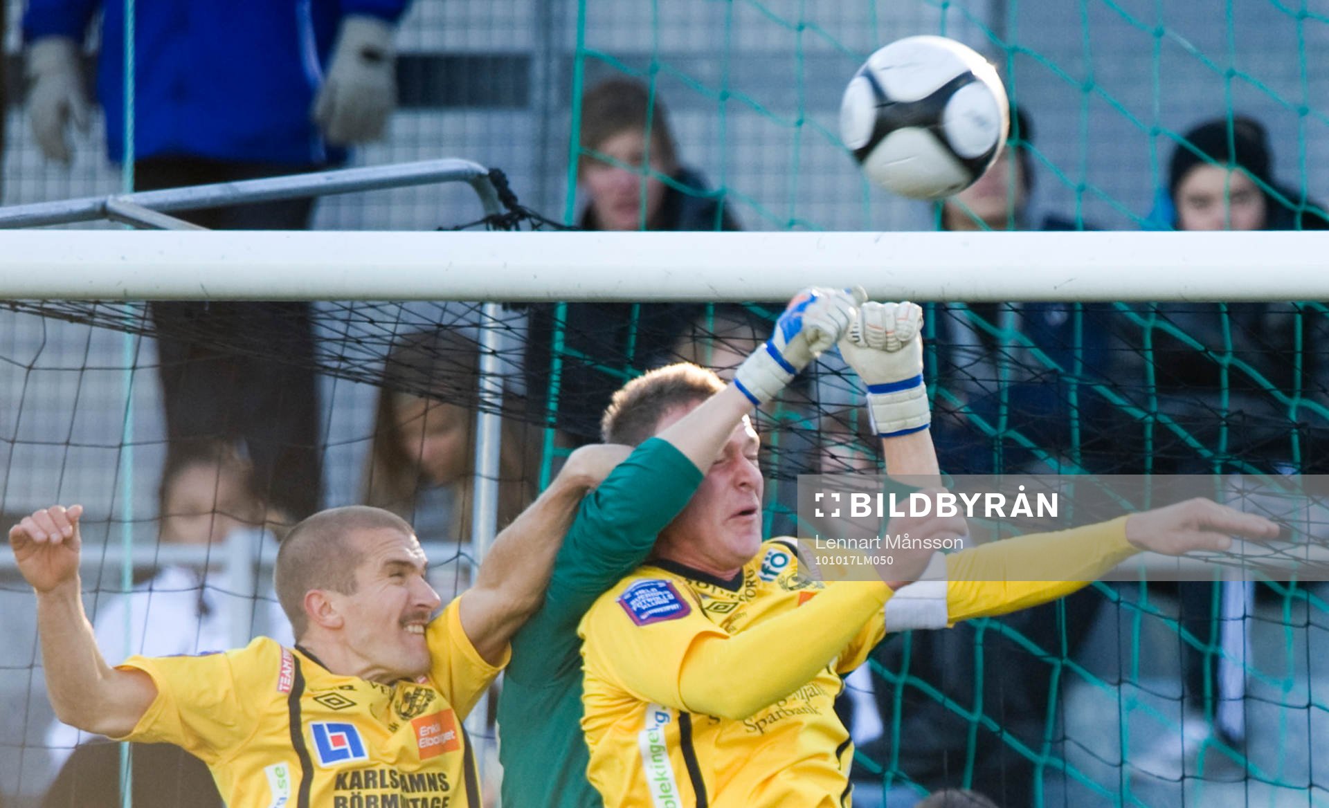 Robin Malmkvist, målvakt, Halmstad boxar undan framför