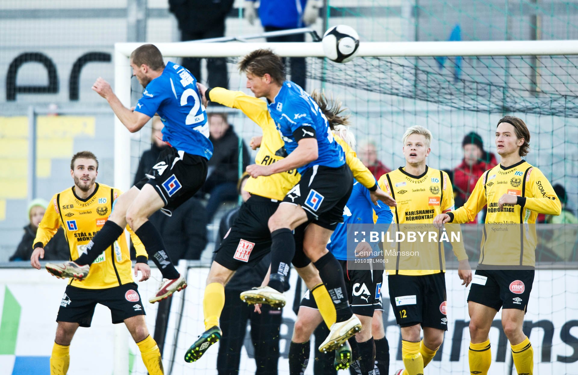  Farligt framför mål, nickduell. Jesper Westerberg, David Löfquist och William Leandersson, Mjällby.