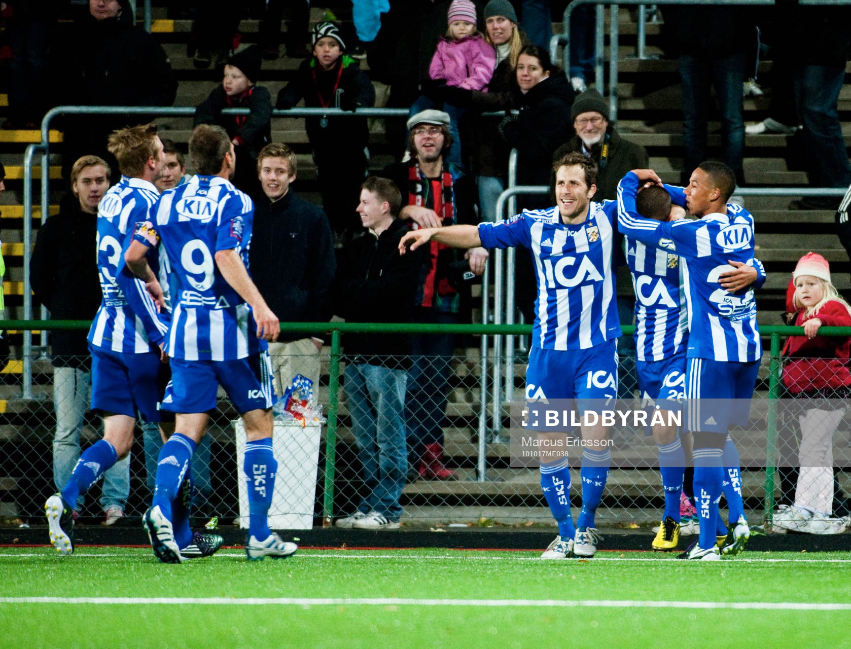  William Atashkadeh, Göteborg jubel efter 1-2 och kramas om av resten av laget