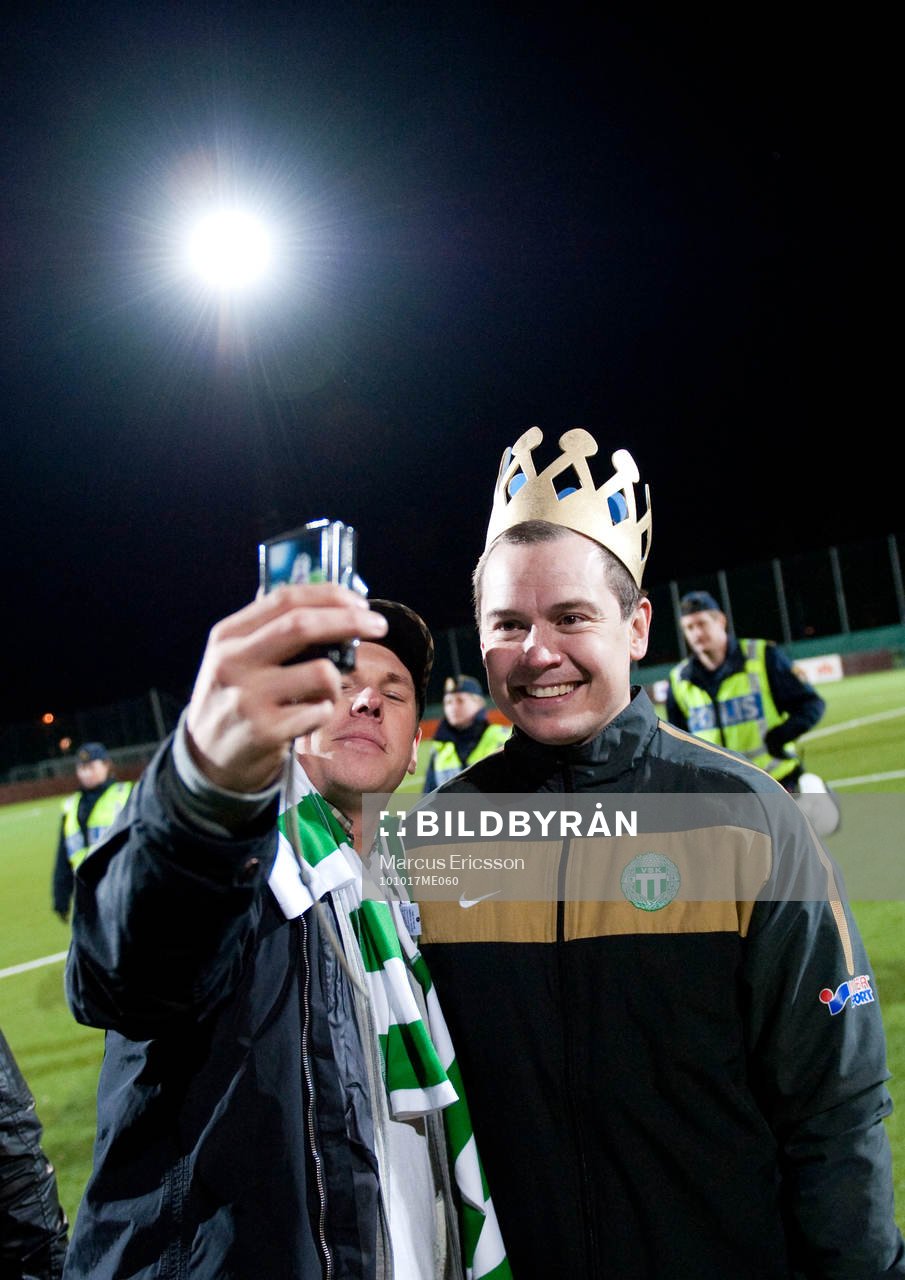 Kalle Granath, tränare Västerås firas av sina supportrar
