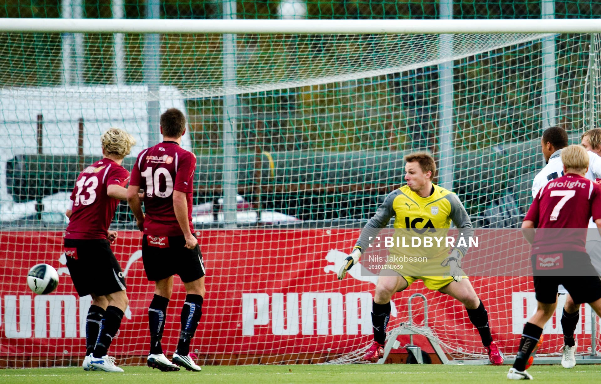  Johan Hagman, målvakt Qviding, ser bollen gå i mål.