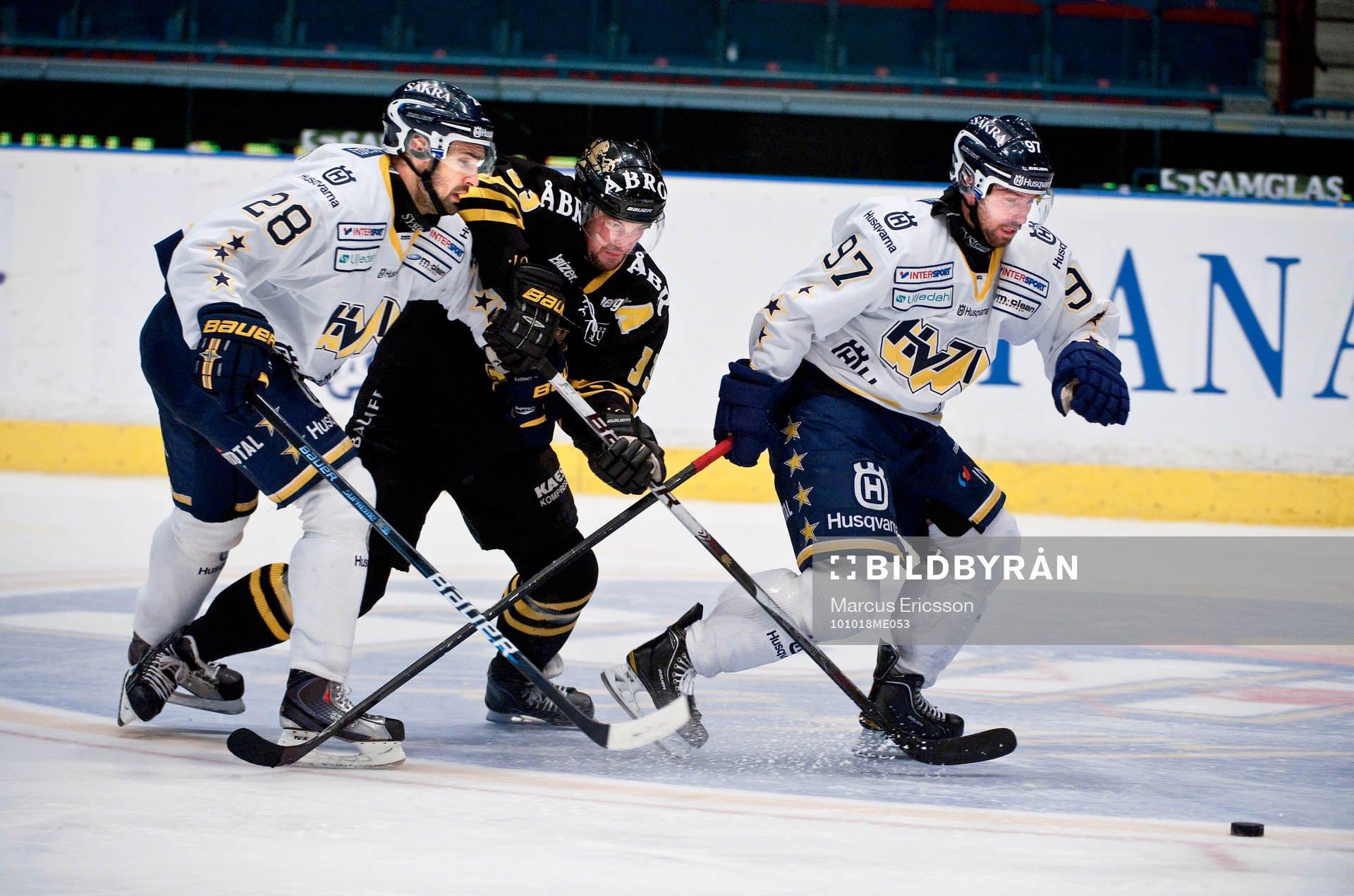 David Engblom, AIK stoppas av Daniel Tahimi och Per Ledin,