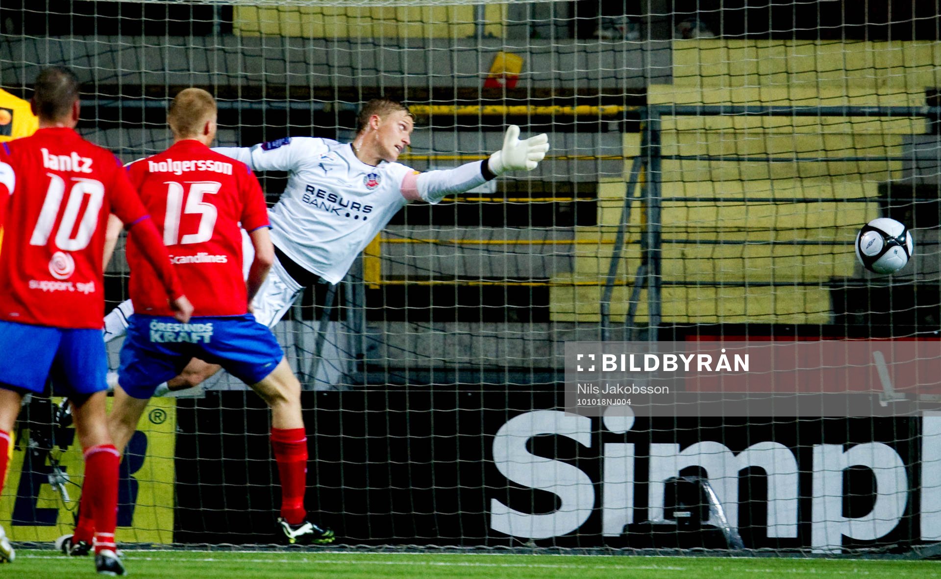 Pär Hansson, målvakt, Helsingborg ser bollen gå i mål