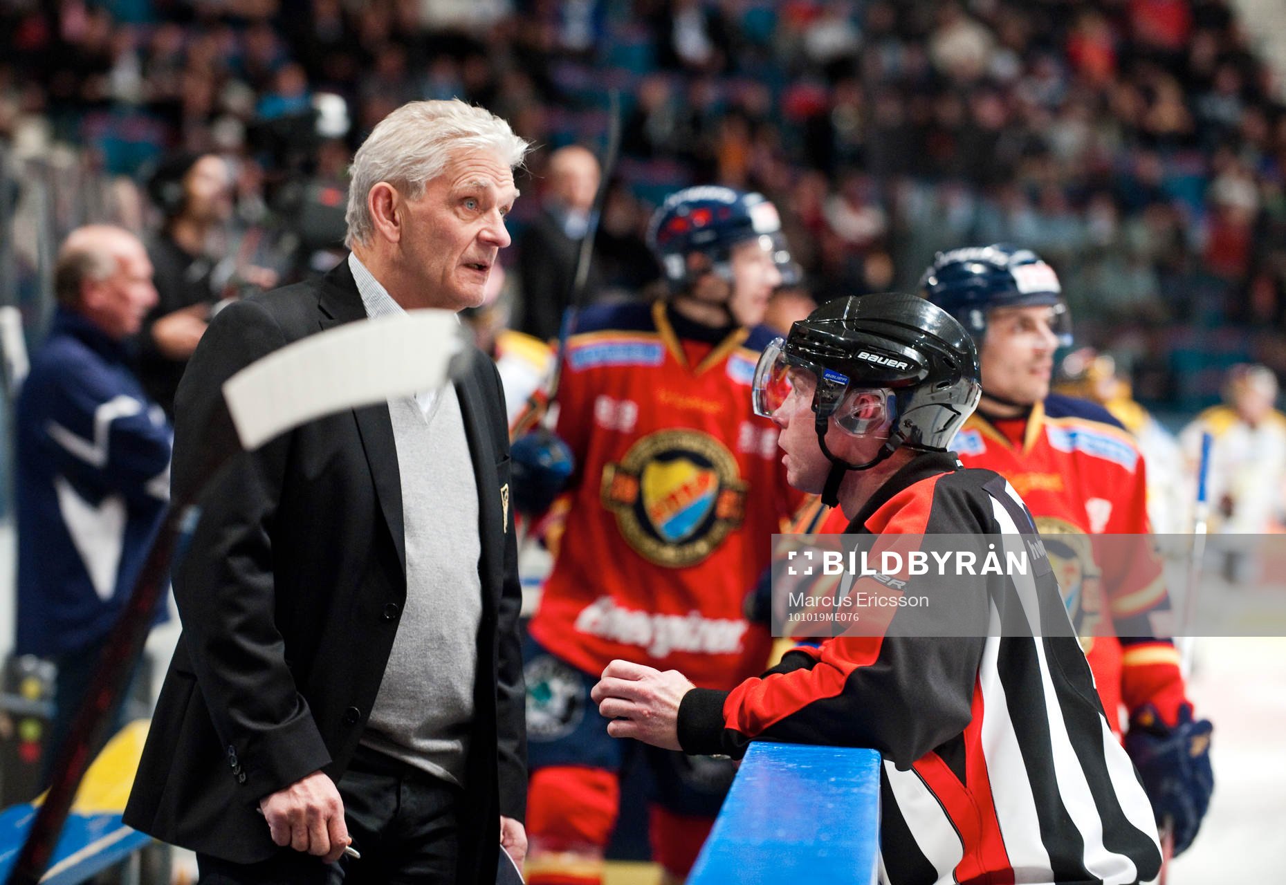 Hardy Nilsson, tränare Djurgården i snack med domare