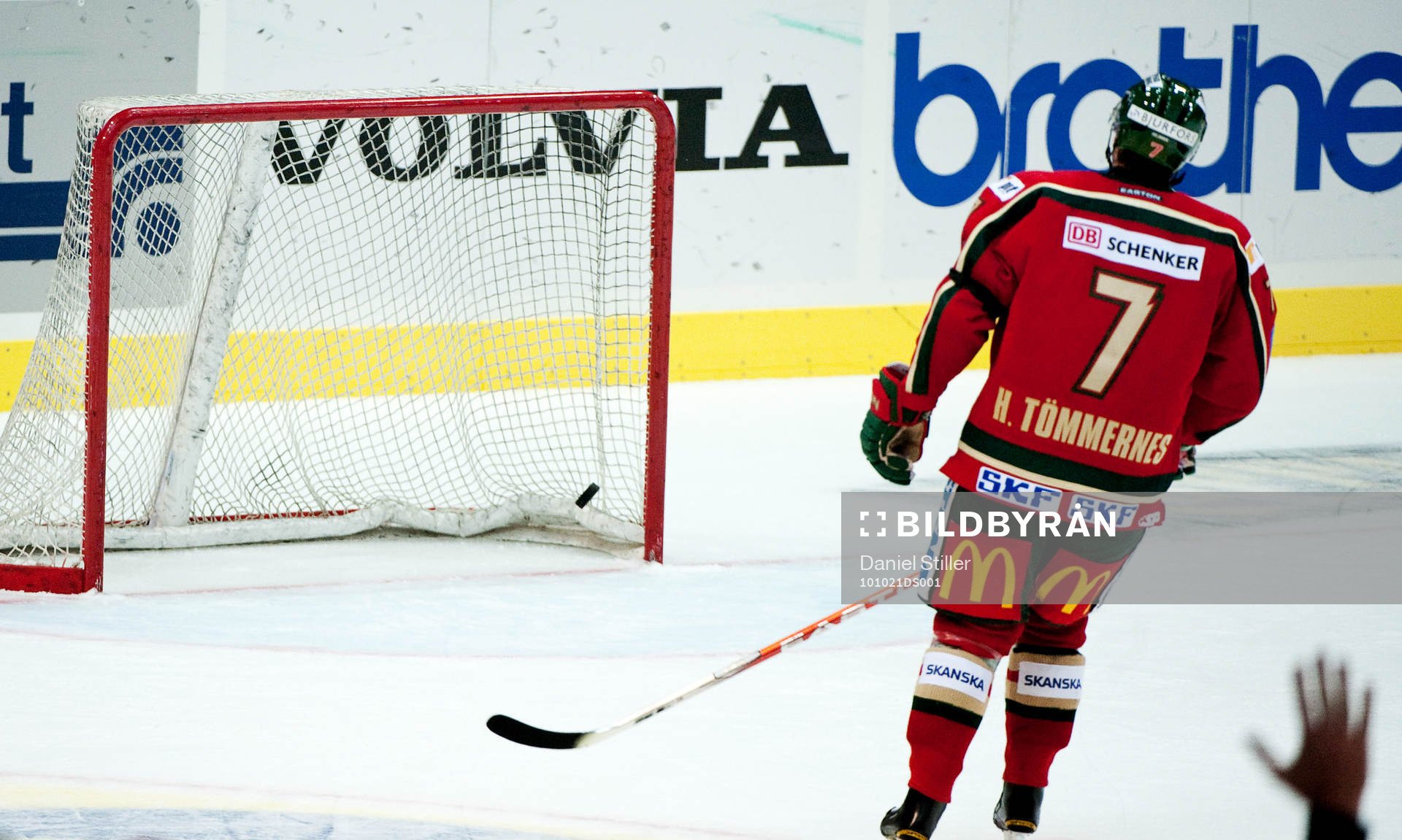 Henrik Tömmernes, Frölunda, sopar iväg pucken