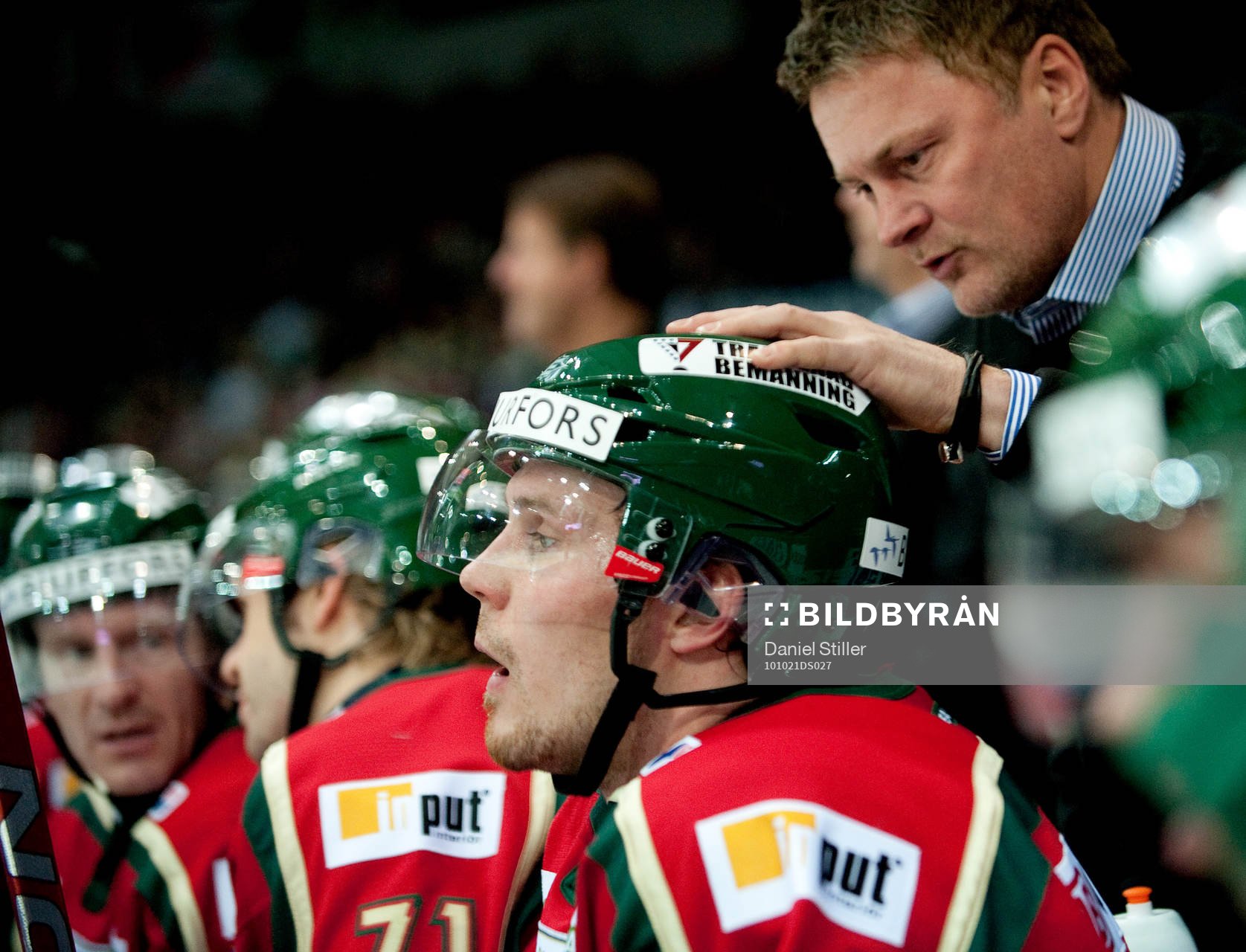Toni Koivisto, Frölunda, klappas om av assisterande
